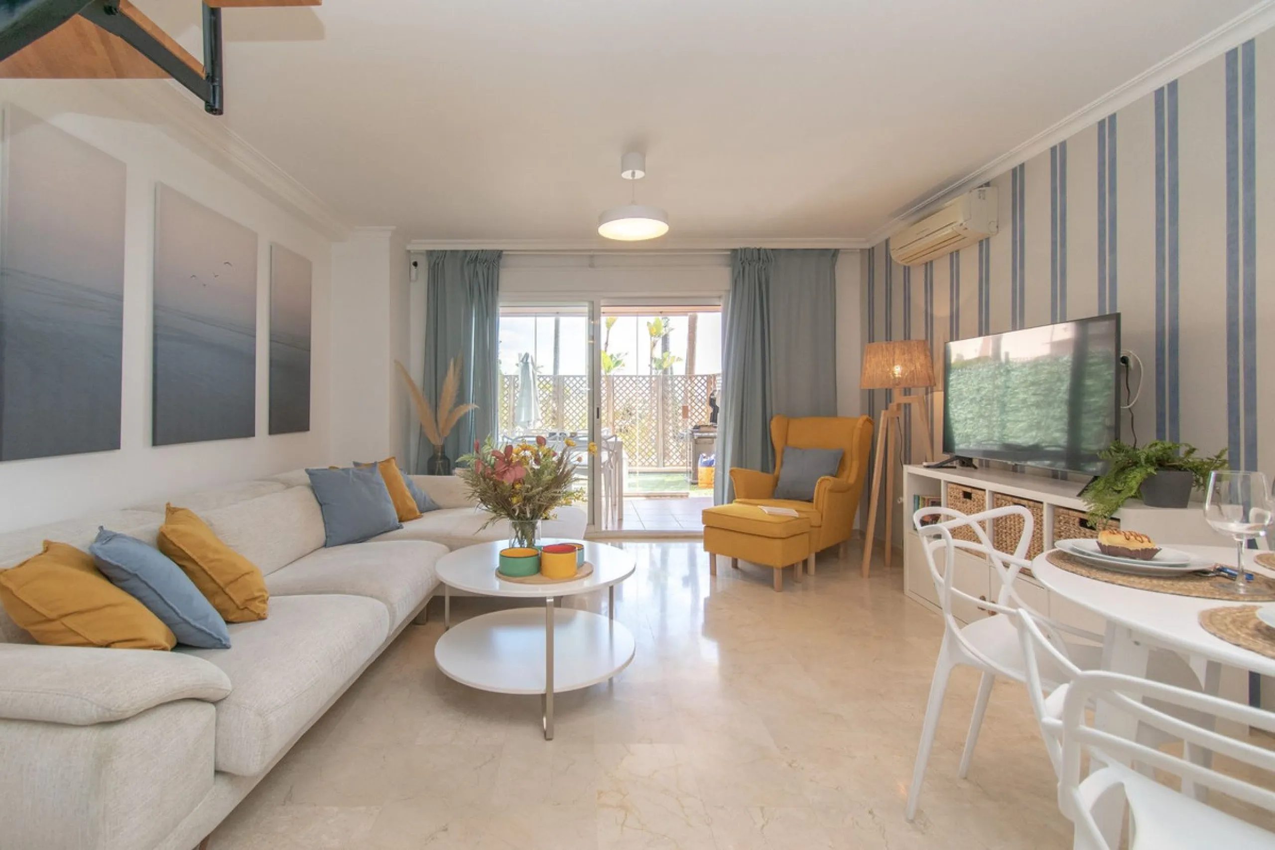 Entdecken Sie diese beeindruckende Maisonettewohnung zum Verkauf in der begehrten Gegend von Mijas Costa – eine Immobilie, die Komfort, Großzügigkeit und eine privilegierte Lage unweit des Meeres vereint