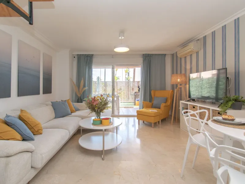 Entdecken Sie diese beeindruckende Maisonettewohnung zum Verkauf in der begehrten Gegend von Mijas Costa – eine Immobilie, die Komfort, Großzügigkeit und eine privilegierte Lage unweit des Meeres vereint