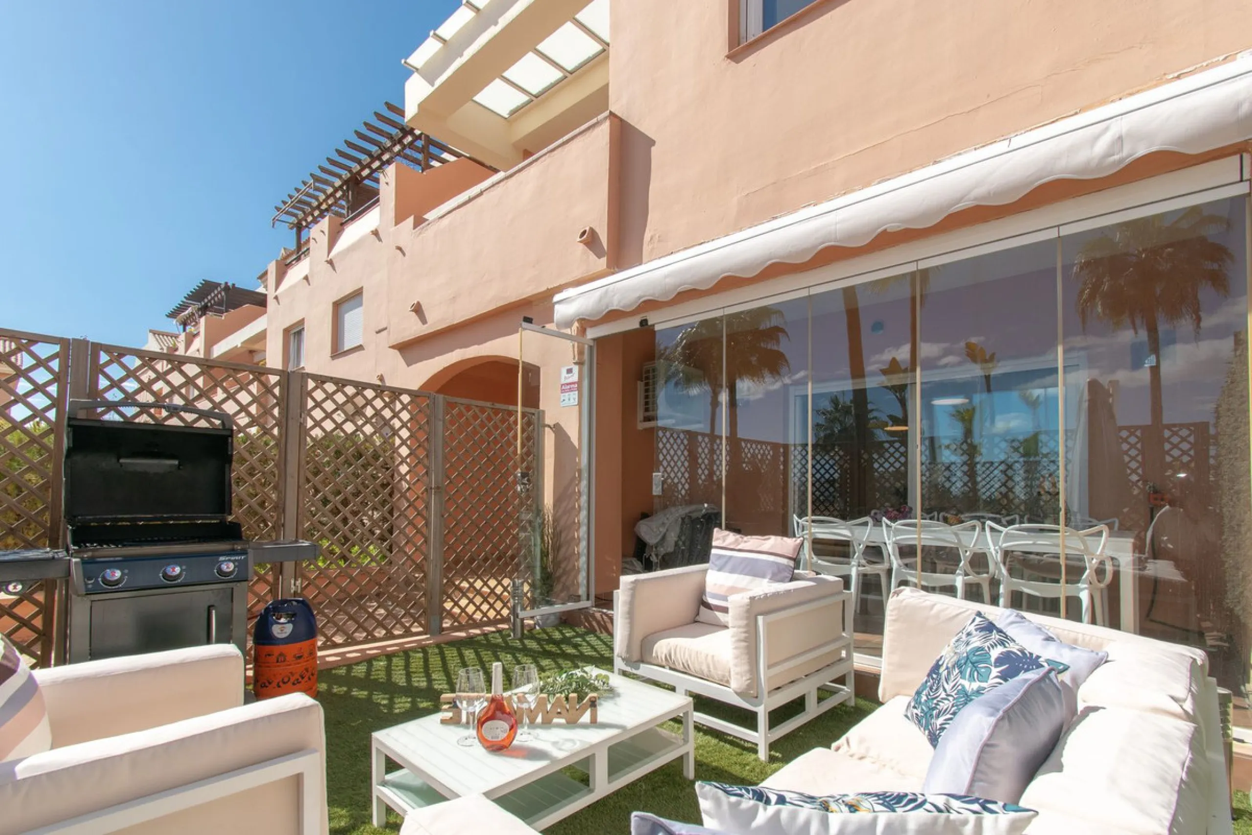 Entdecken Sie diese beeindruckende Maisonettewohnung zum Verkauf in der begehrten Gegend von Mijas Costa – eine Immobilie, die Komfort, Großzügigkeit und eine privilegierte Lage unweit des Meeres vereint