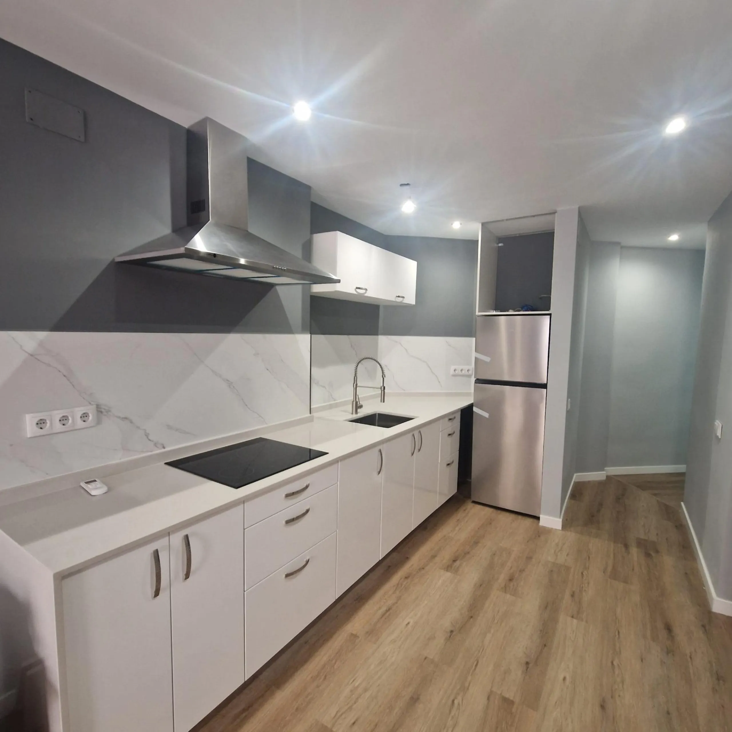 GRAN APARTAMENTO COMPLETAMENTE REFORMADO EN TORREVIEJA, 2 HAB, 2 BAÑOS