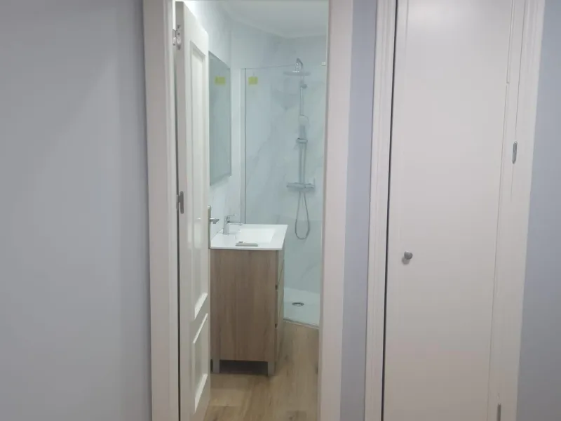 GRAN APARTAMENTO COMPLETAMENTE REFORMADO EN TORREVIEJA, 2 HAB, 2 BAÑOS