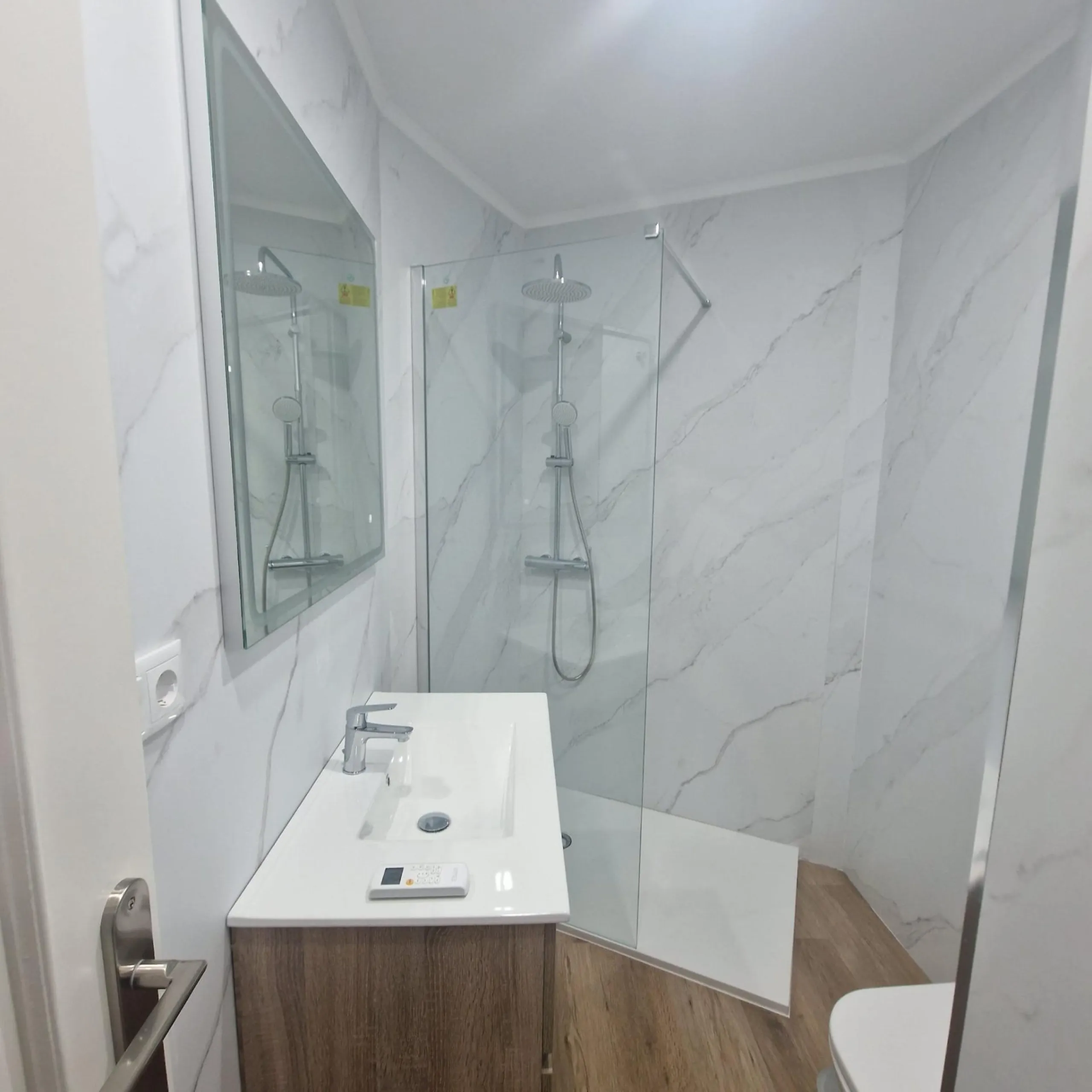 GRAN APARTAMENTO COMPLETAMENTE REFORMADO EN TORREVIEJA, 2 HAB, 2 BAÑOS