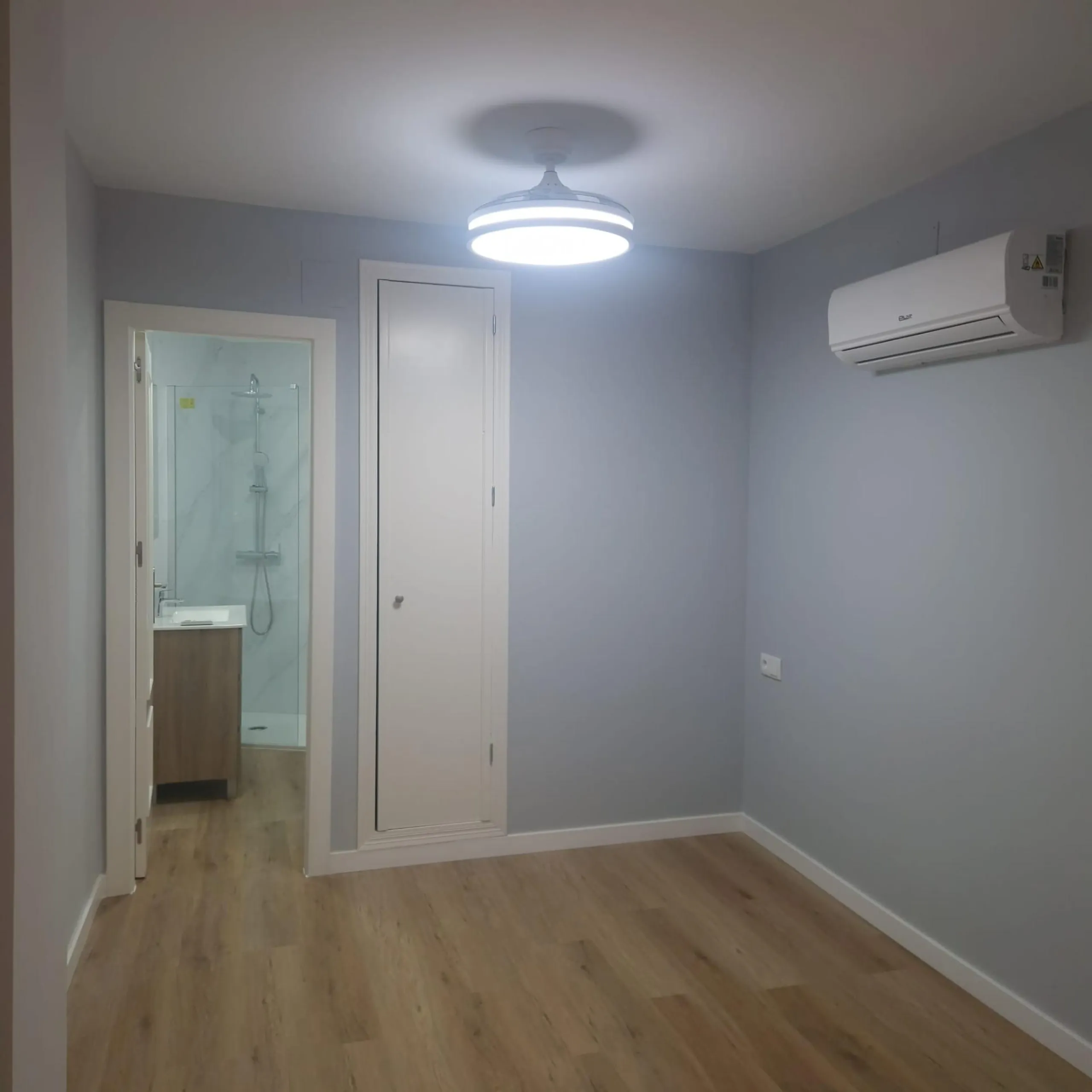 GRAN APARTAMENTO COMPLETAMENTE REFORMADO EN TORREVIEJA, 2 HAB, 2 BAÑOS