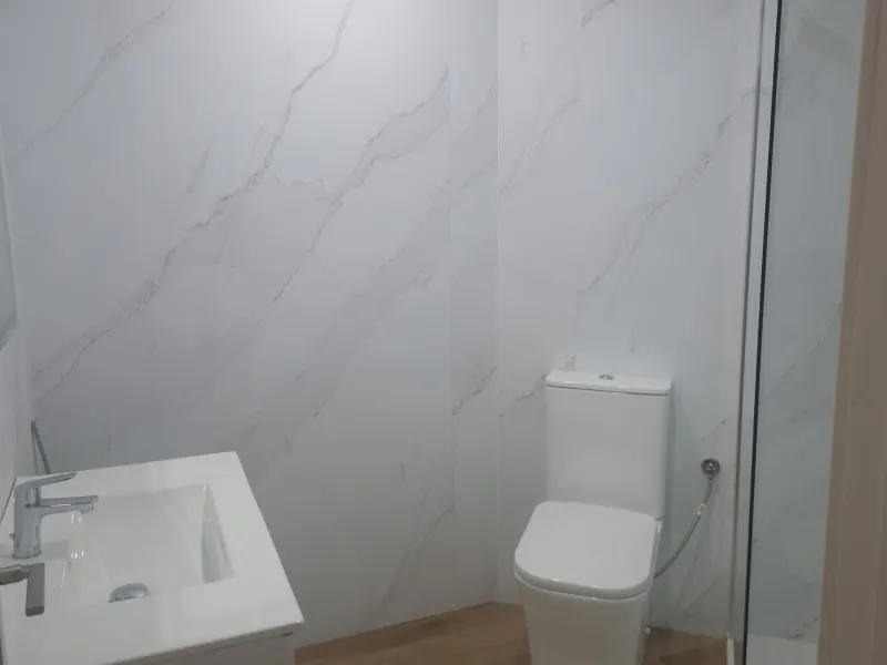 GRAN APARTAMENTO COMPLETAMENTE REFORMADO EN TORREVIEJA, 2 HAB, 2 BAÑOS