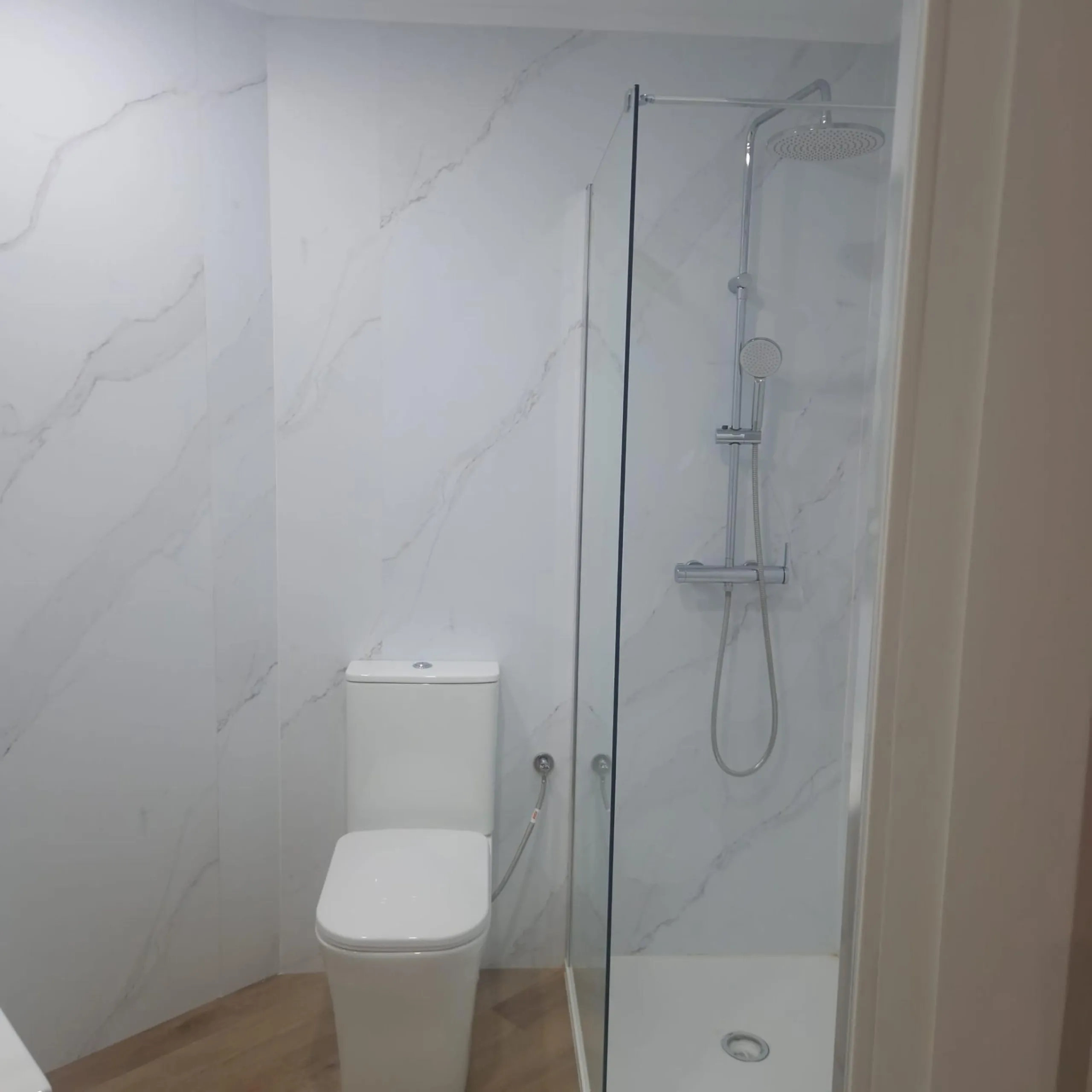GRAN APARTAMENTO COMPLETAMENTE REFORMADO EN TORREVIEJA, 2 HAB, 2 BAÑOS