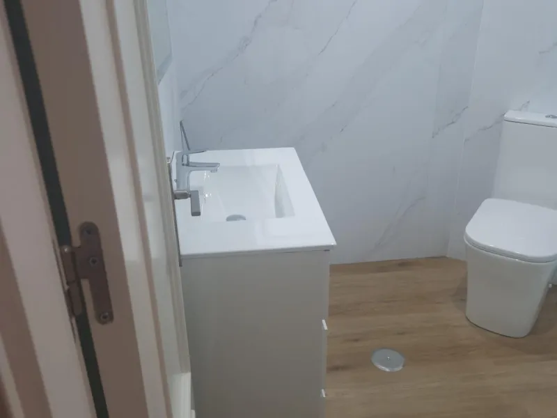 GRAN APARTAMENTO COMPLETAMENTE REFORMADO EN TORREVIEJA, 2 HAB, 2 BAÑOS