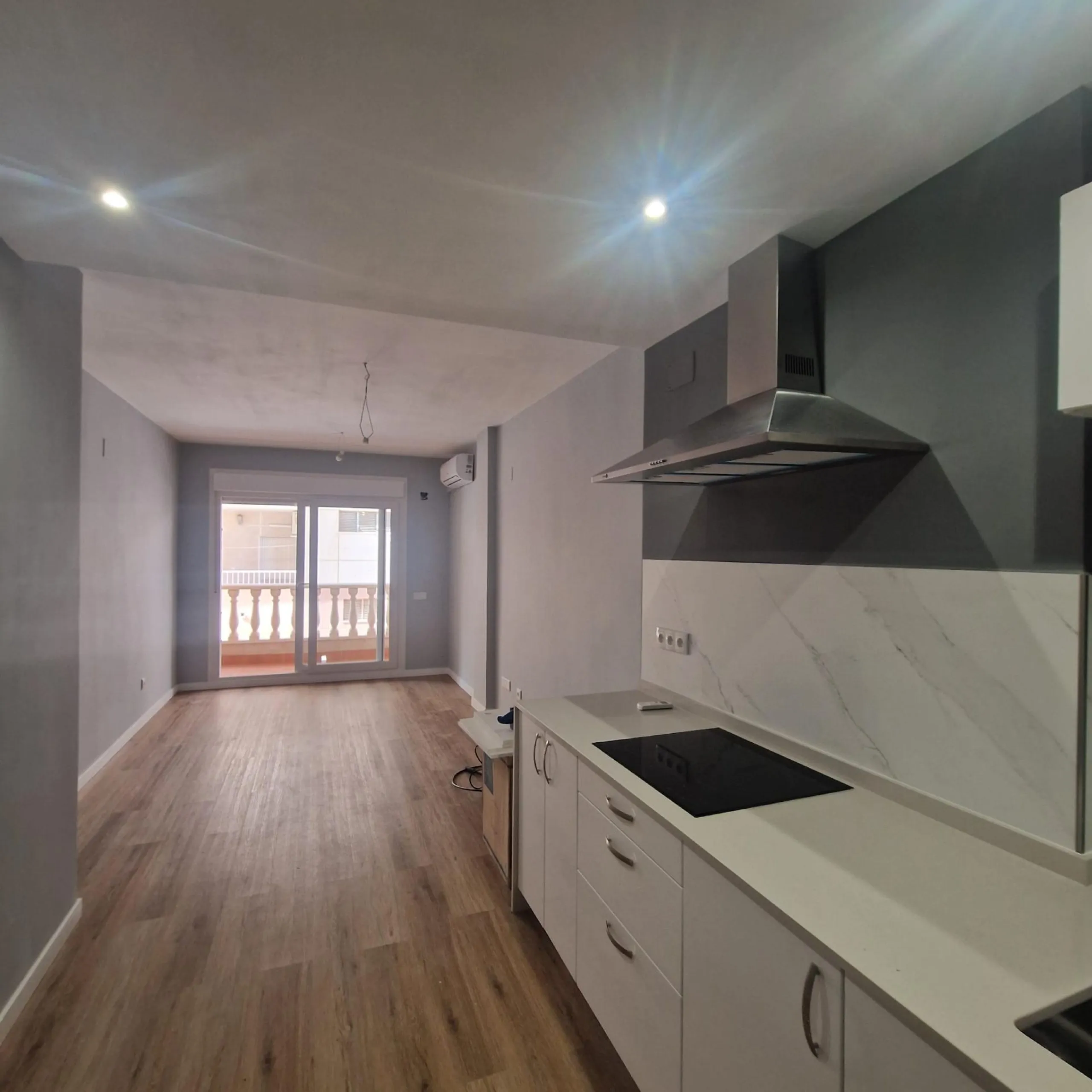 GRAN APARTAMENTO COMPLETAMENTE REFORMADO EN TORREVIEJA, 2 HAB, 2 BAÑOS