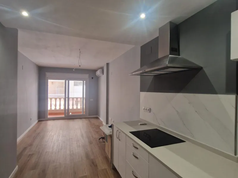 GRAN APARTAMENTO COMPLETAMENTE REFORMADO EN TORREVIEJA, 2 HAB, 2 BAÑOS