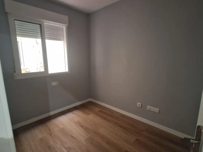 GRAN APARTAMENTO COMPLETAMENTE REFORMADO EN TORREVIEJA, 2 HAB, 2 BAÑOS