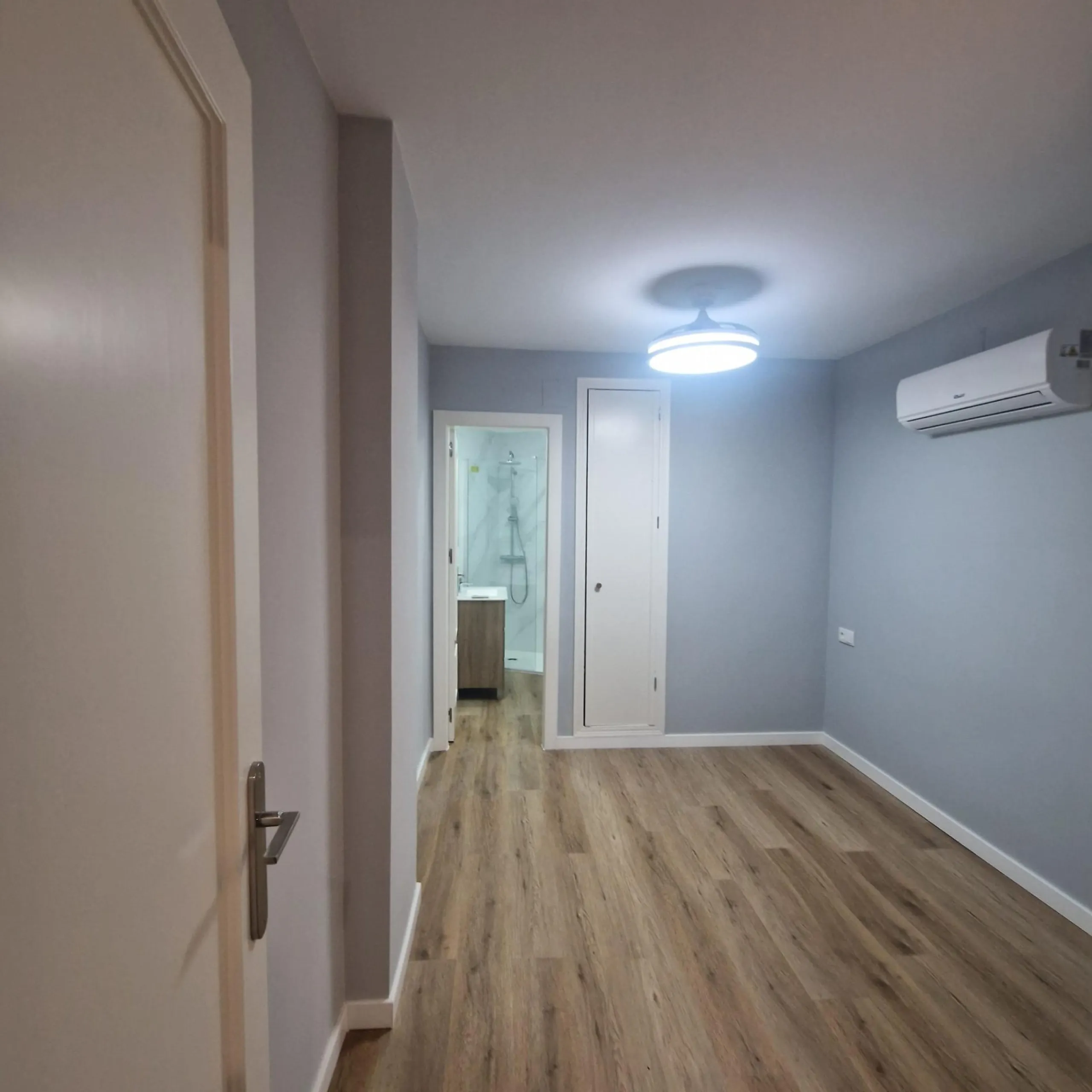 GRAN APARTAMENTO COMPLETAMENTE REFORMADO EN TORREVIEJA, 2 HAB, 2 BAÑOS
