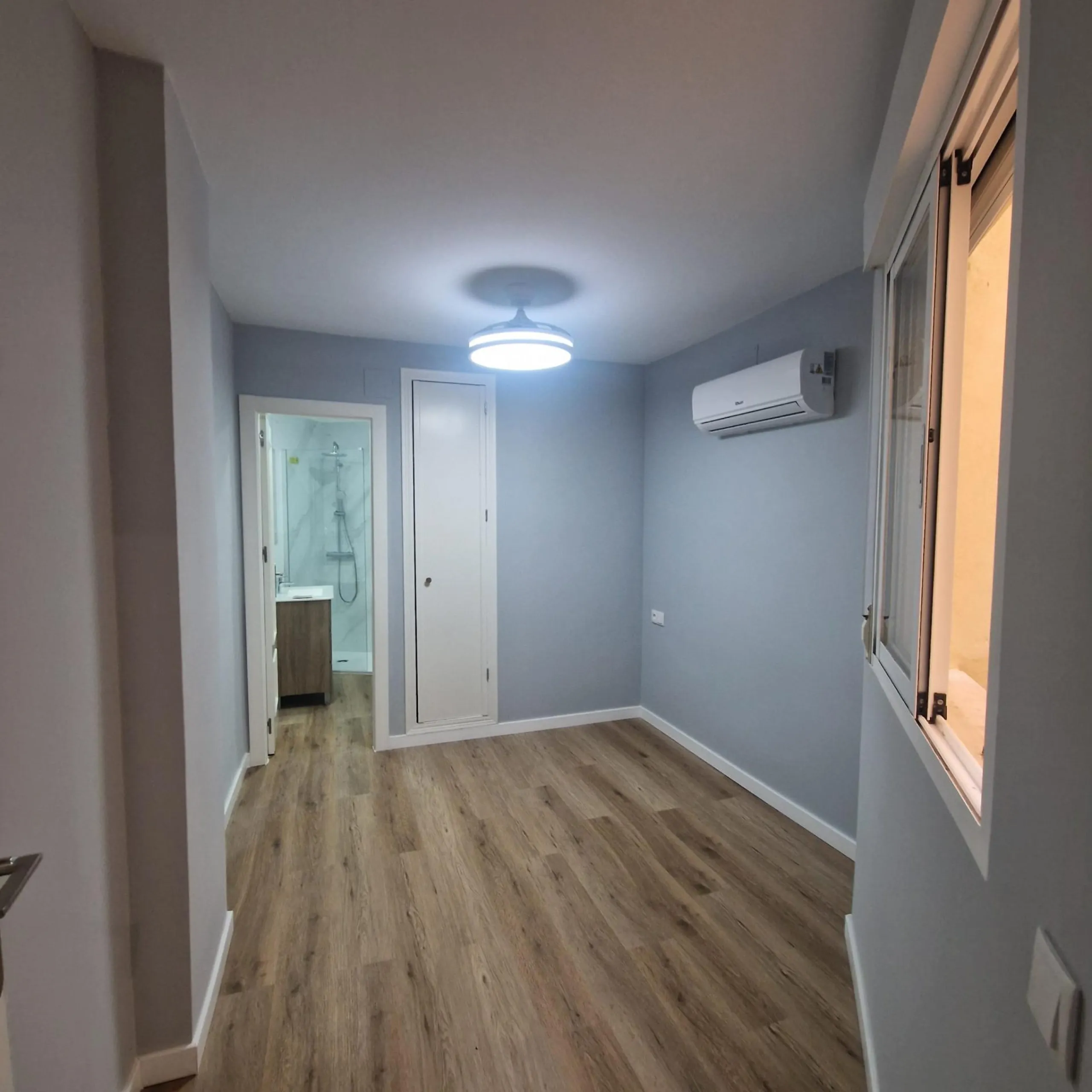 GRAN APARTAMENTO COMPLETAMENTE REFORMADO EN TORREVIEJA, 2 HAB, 2 BAÑOS