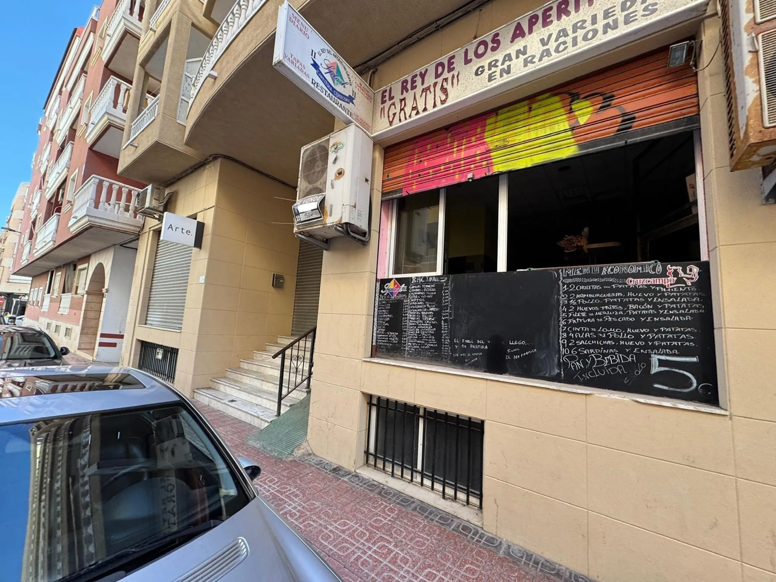 SE VENDE LOCAL CON LICENCIA DE HOSTELERIA CON 150 M2 Y A SOLO 100 METROS DE LA PLAYA DEL CURA