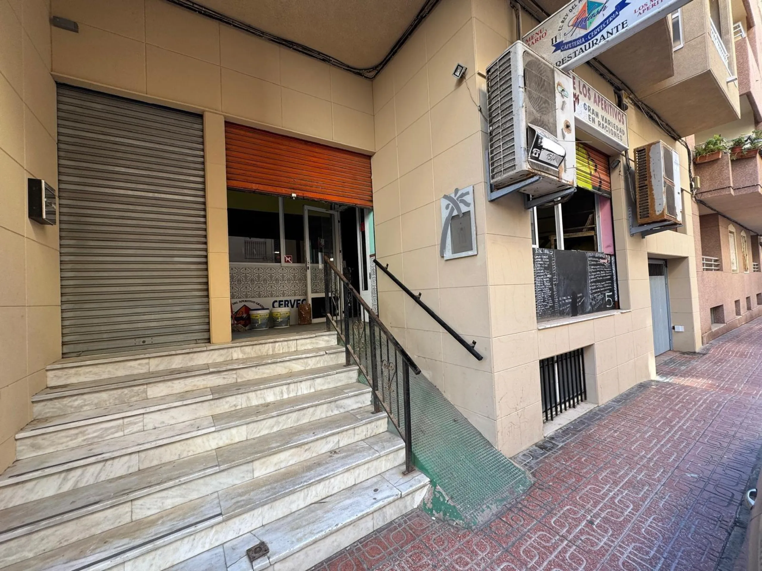 SE VENDE LOCAL CON LICENCIA DE HOSTELERIA CON 150 M2 Y A SOLO 100 METROS DE LA PLAYA DEL CURA