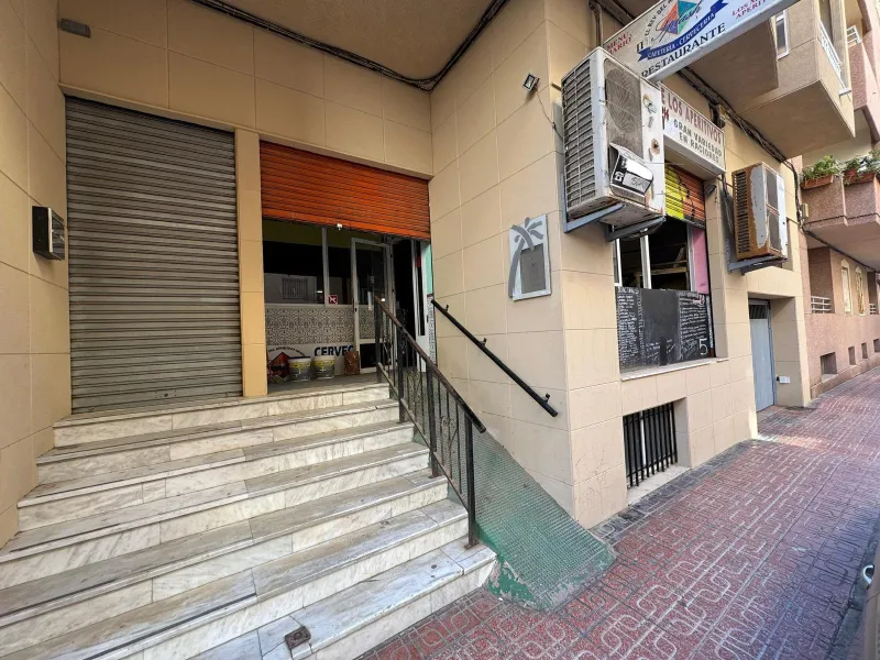 SE VENDE LOCAL CON LICENCIA DE HOSTELERIA CON 150 M2 Y A SOLO 100 METROS DE LA PLAYA DEL CURA