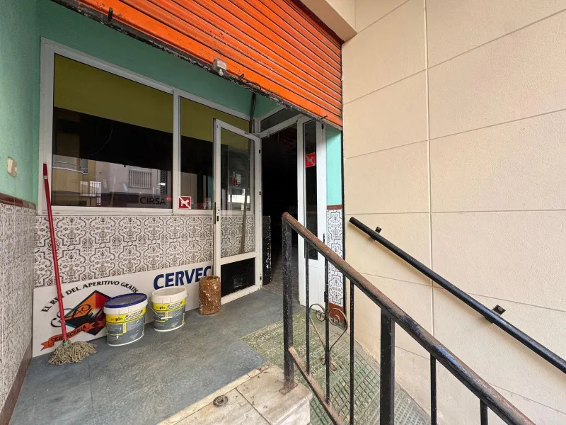 SE VENDE LOCAL CON LICENCIA DE HOSTELERIA CON 150 M2 Y A SOLO 100 METROS DE LA PLAYA DEL CURA