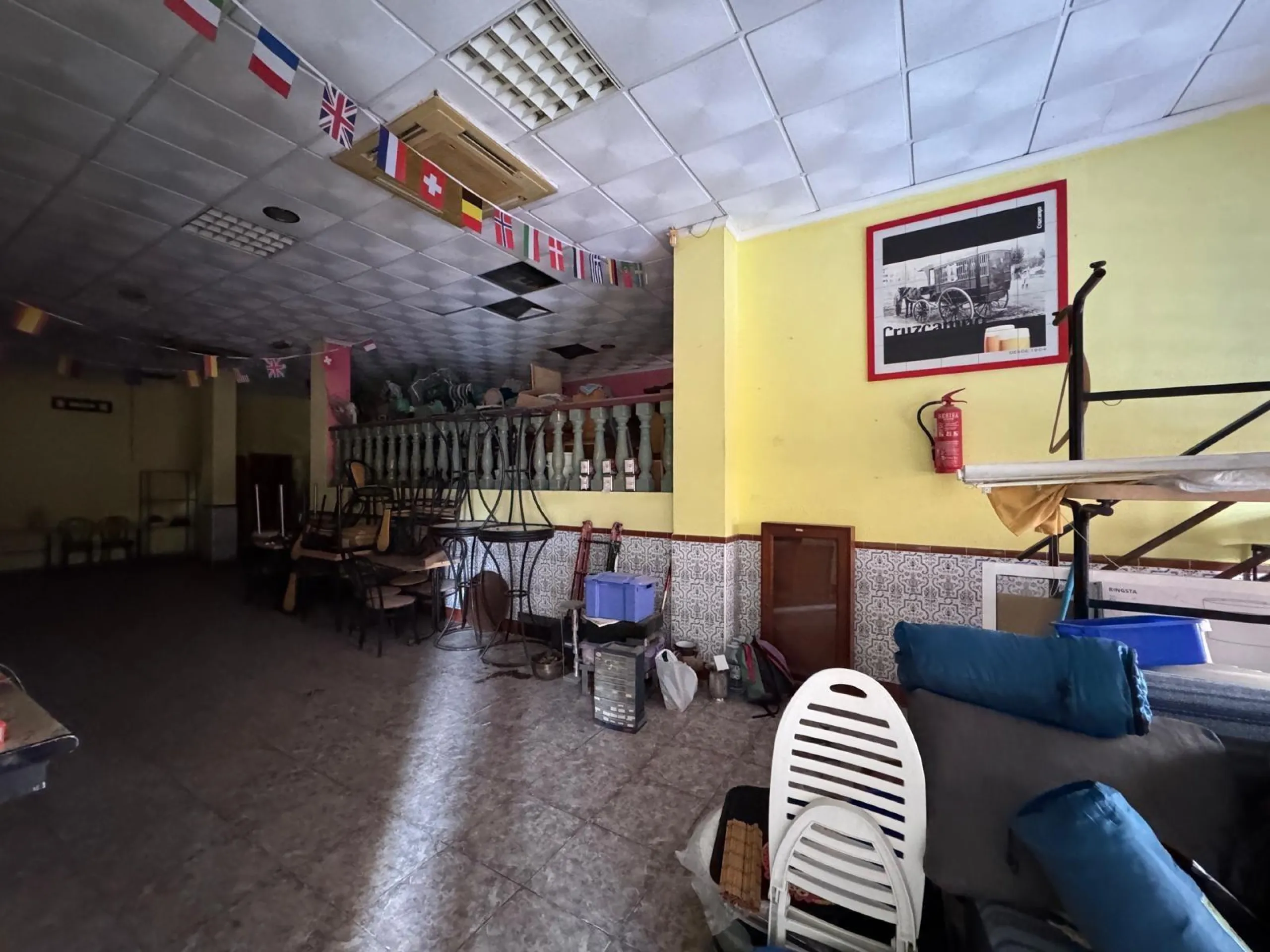 SE VENDE LOCAL CON LICENCIA DE HOSTELERIA CON 150 M2 Y A SOLO 100 METROS DE LA PLAYA DEL CURA