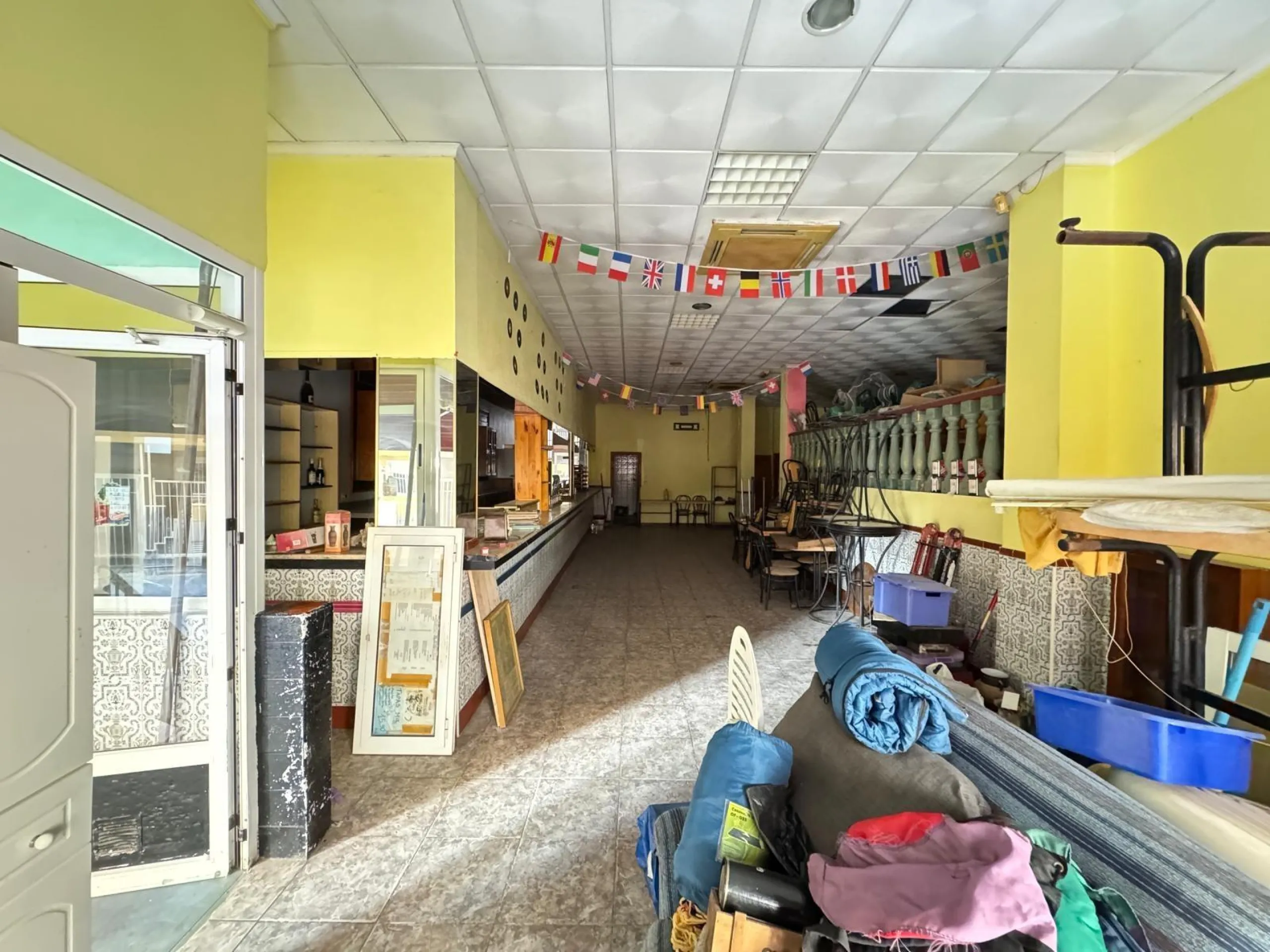 SE VENDE LOCAL CON LICENCIA DE HOSTELERIA CON 150 M2 Y A SOLO 100 METROS DE LA PLAYA DEL CURA
