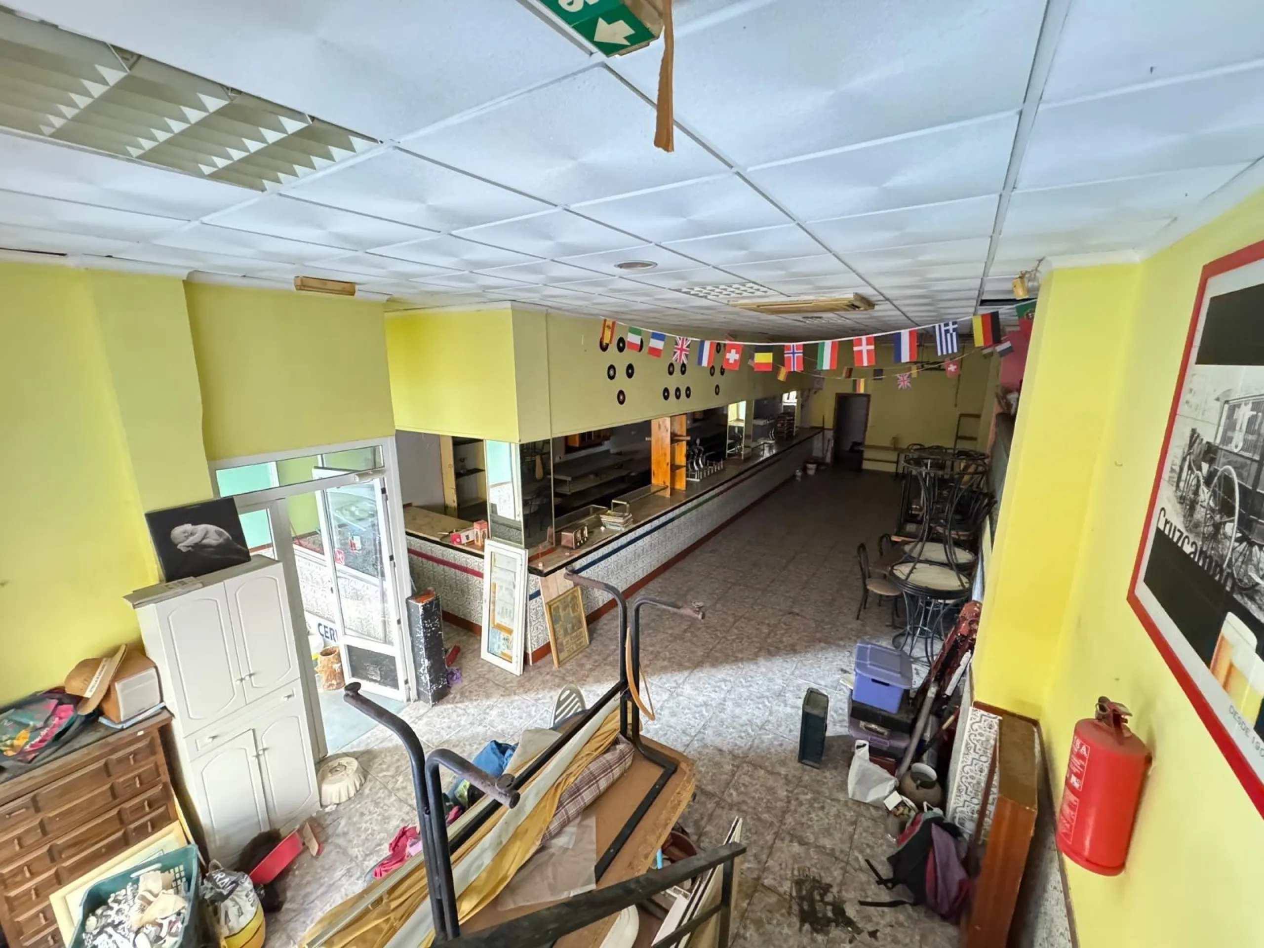 SE VENDE LOCAL CON LICENCIA DE HOSTELERIA CON 150 M2 Y A SOLO 100 METROS DE LA PLAYA DEL CURA