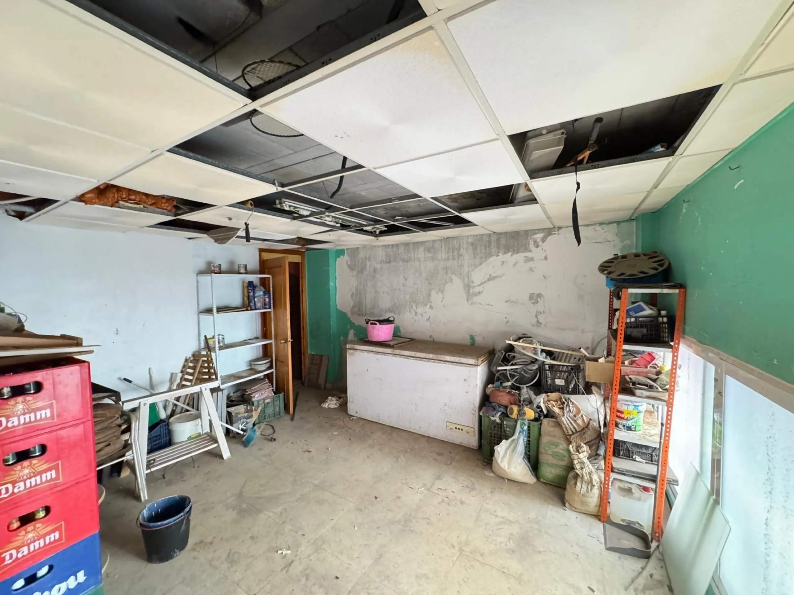 SE VENDE LOCAL CON LICENCIA DE HOSTELERIA CON 150 M2 Y A SOLO 100 METROS DE LA PLAYA DEL CURA