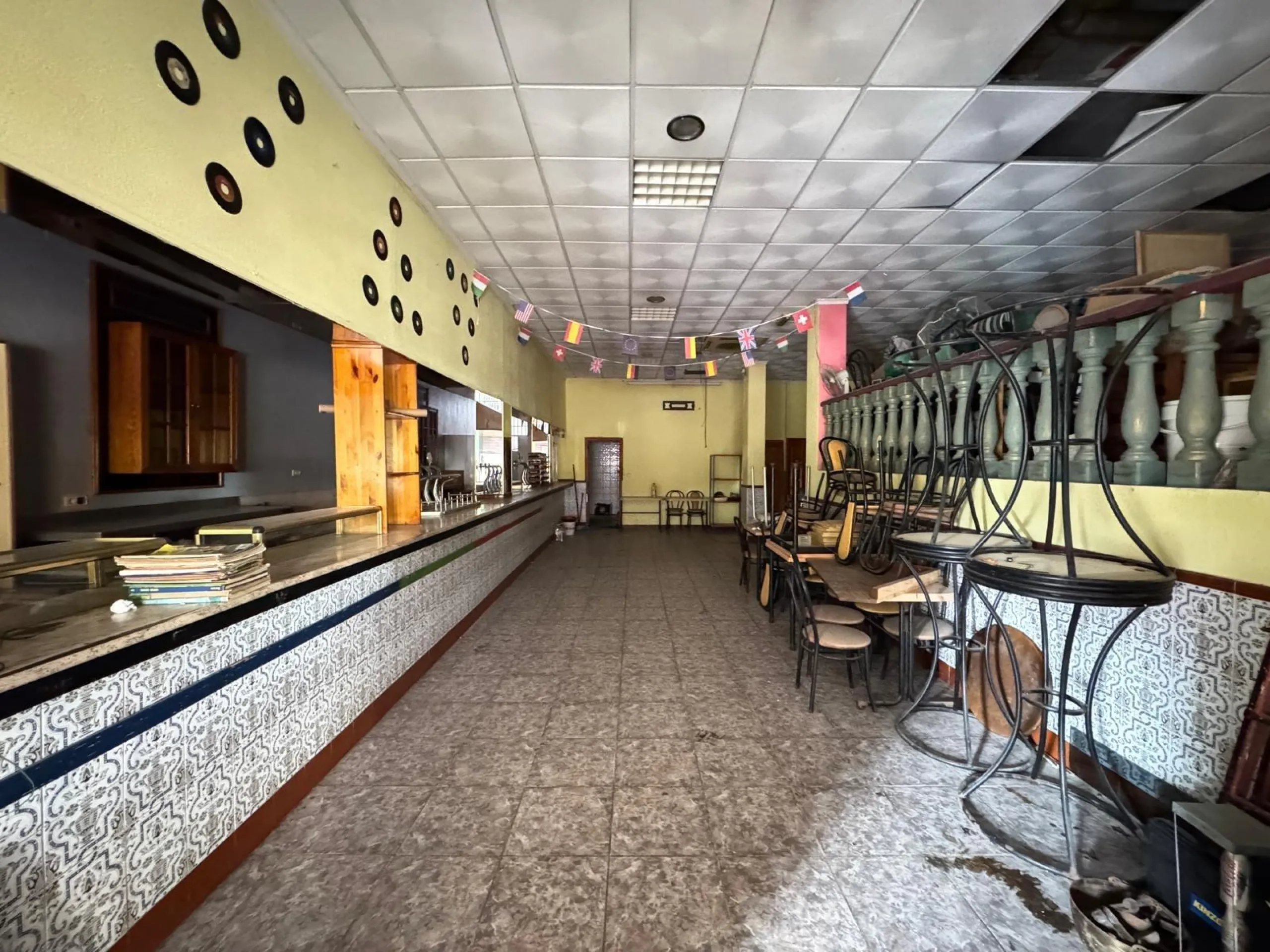SE VENDE LOCAL CON LICENCIA DE HOSTELERIA CON 150 M2 Y A SOLO 100 METROS DE LA PLAYA DEL CURA