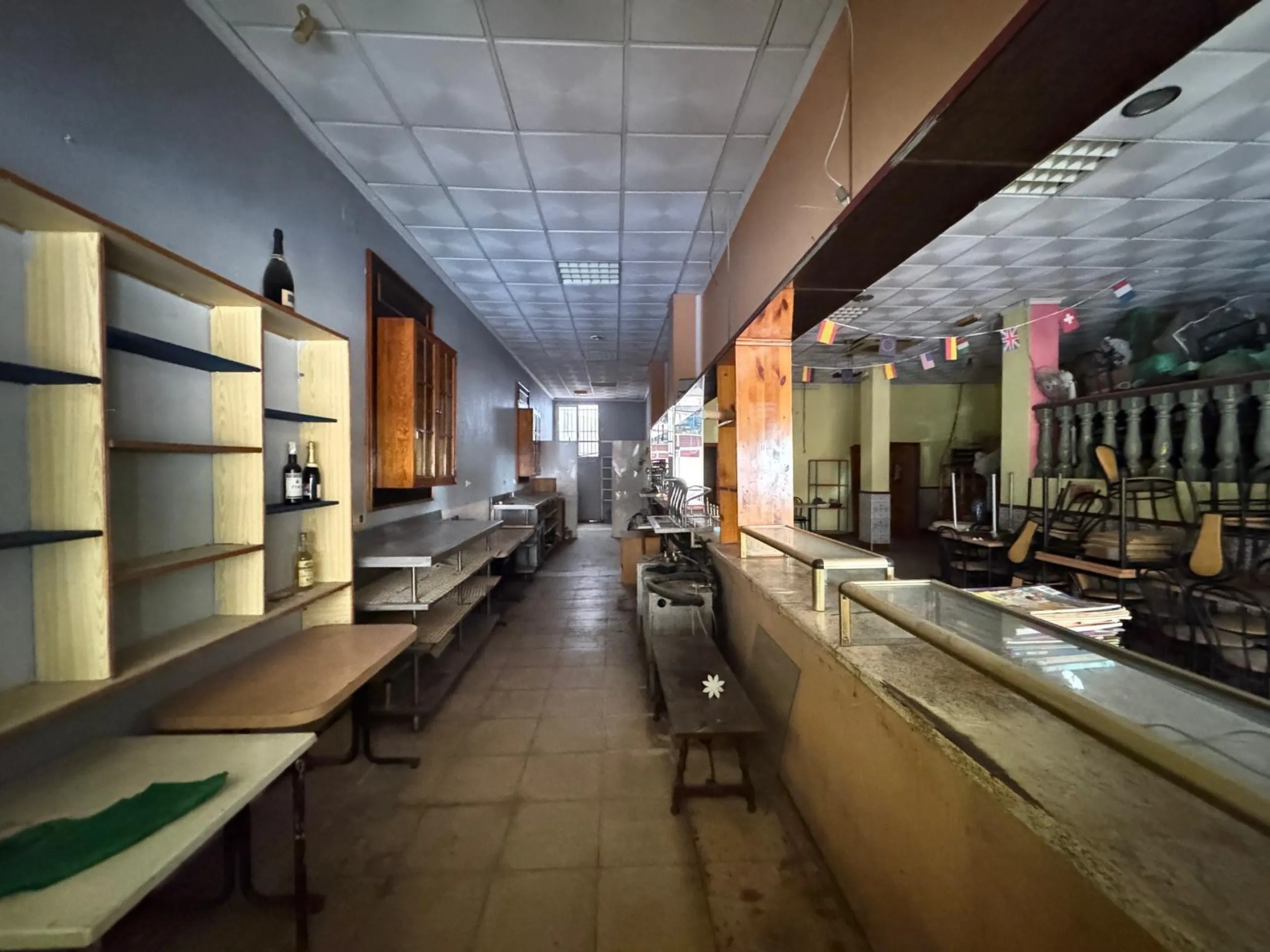 SE VENDE LOCAL CON LICENCIA DE HOSTELERIA CON 150 M2 Y A SOLO 100 METROS DE LA PLAYA DEL CURA