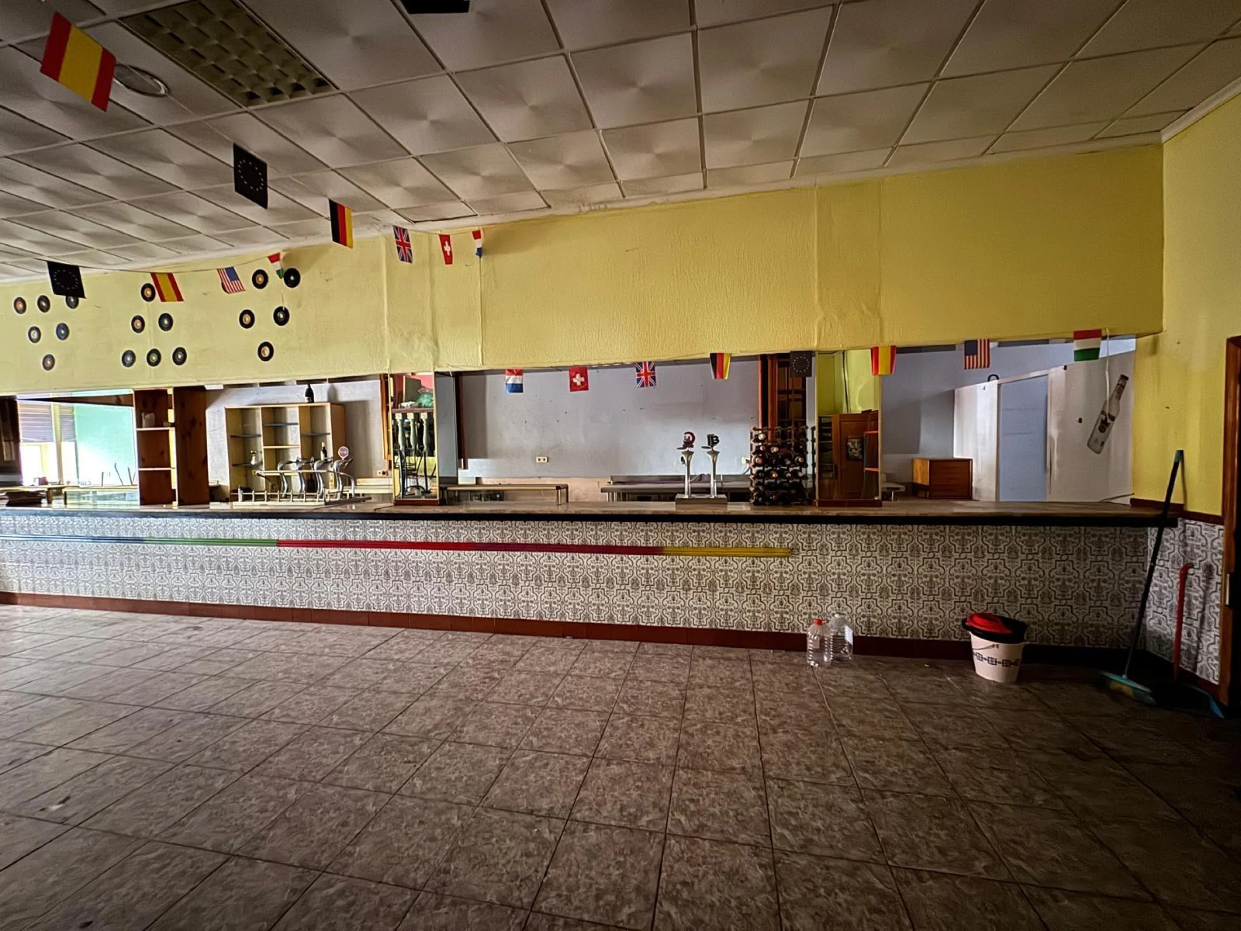 SE VENDE LOCAL CON LICENCIA DE HOSTELERIA CON 150 M2 Y A SOLO 100 METROS DE LA PLAYA DEL CURA