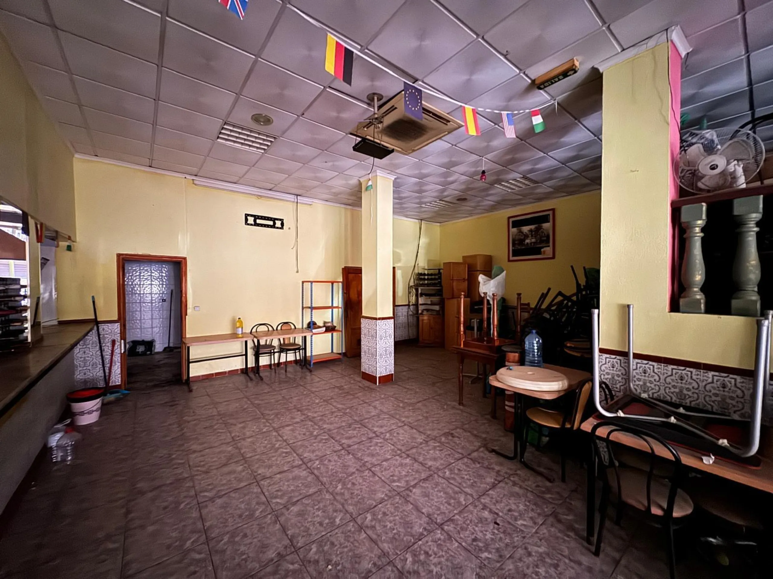 SE VENDE LOCAL CON LICENCIA DE HOSTELERIA CON 150 M2 Y A SOLO 100 METROS DE LA PLAYA DEL CURA