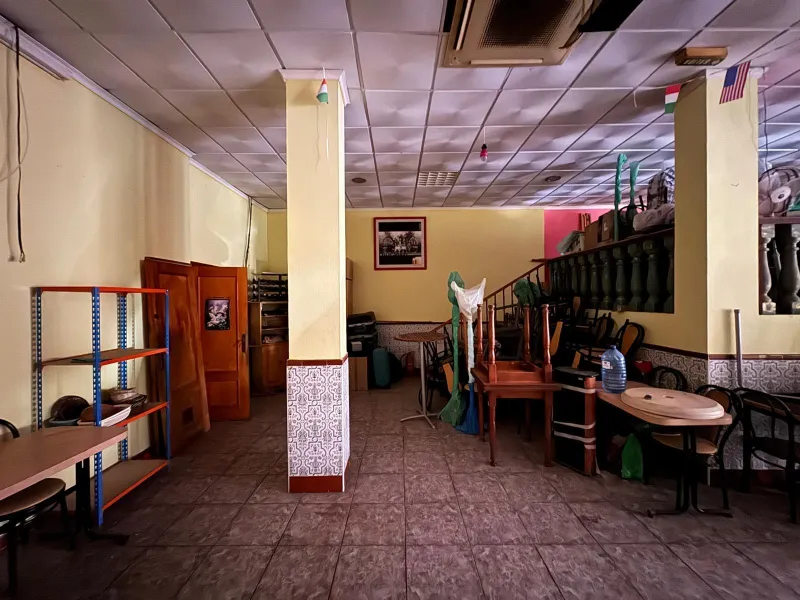 SE VENDE LOCAL CON LICENCIA DE HOSTELERIA CON 150 M2 Y A SOLO 100 METROS DE LA PLAYA DEL CURA
