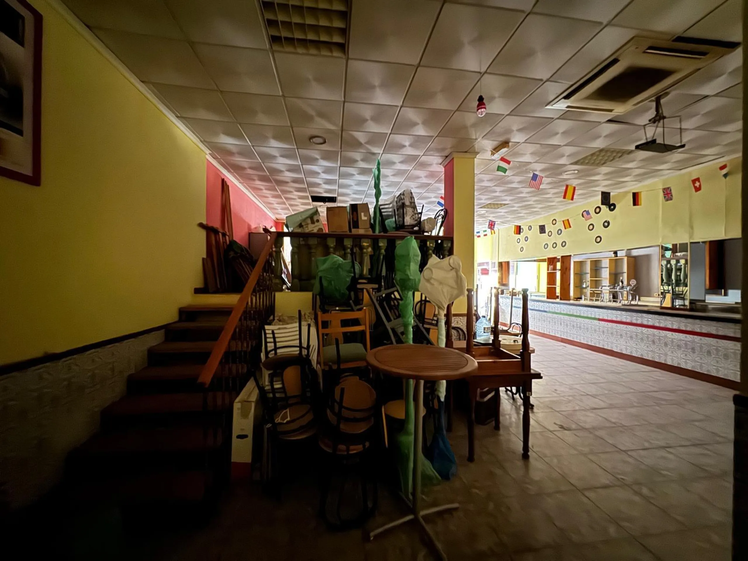 SE VENDE LOCAL CON LICENCIA DE HOSTELERIA CON 150 M2 Y A SOLO 100 METROS DE LA PLAYA DEL CURA