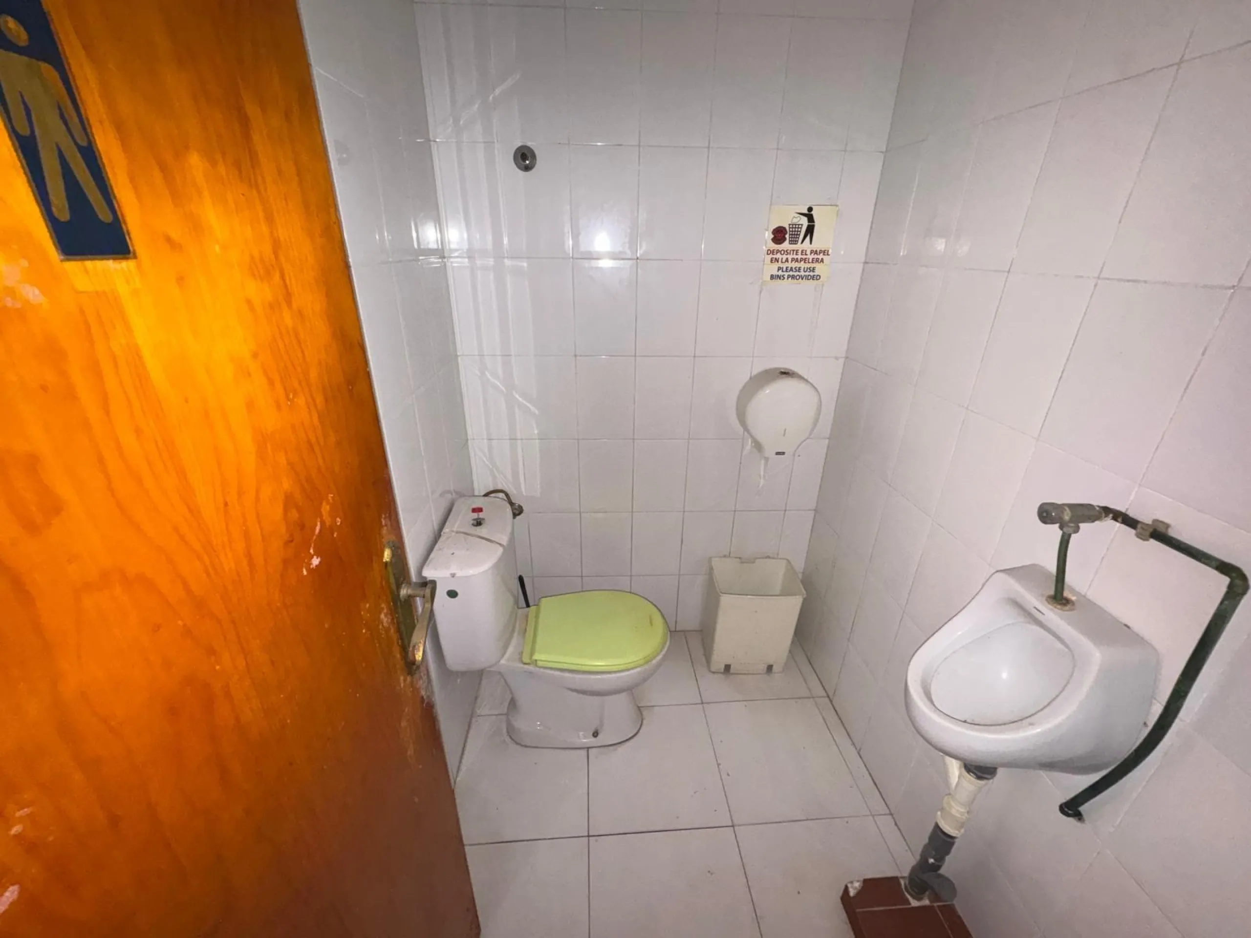 SE VENDE LOCAL CON LICENCIA DE HOSTELERIA CON 150 M2 Y A SOLO 100 METROS DE LA PLAYA DEL CURA