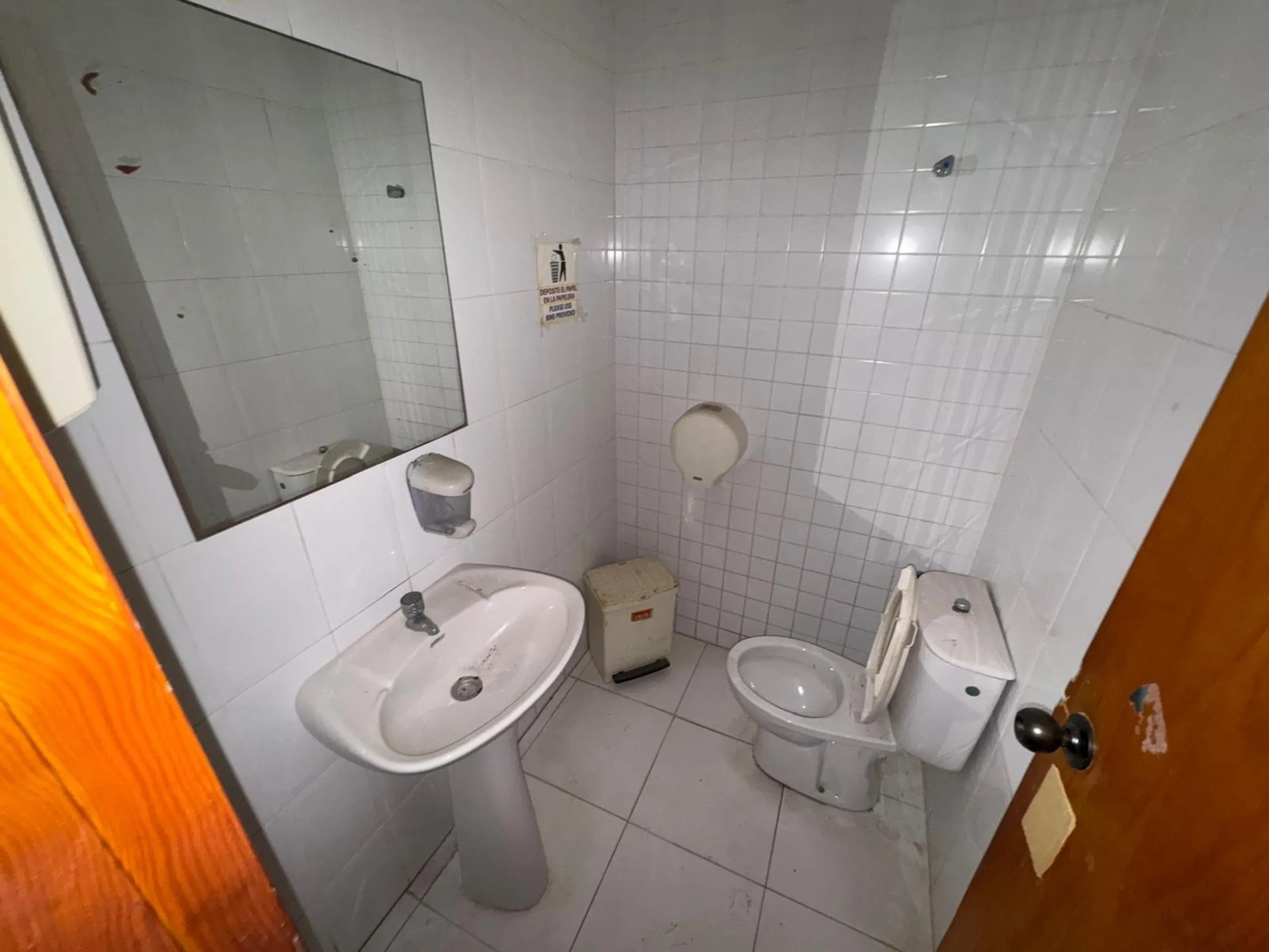 SE VENDE LOCAL CON LICENCIA DE HOSTELERIA CON 150 M2 Y A SOLO 100 METROS DE LA PLAYA DEL CURA