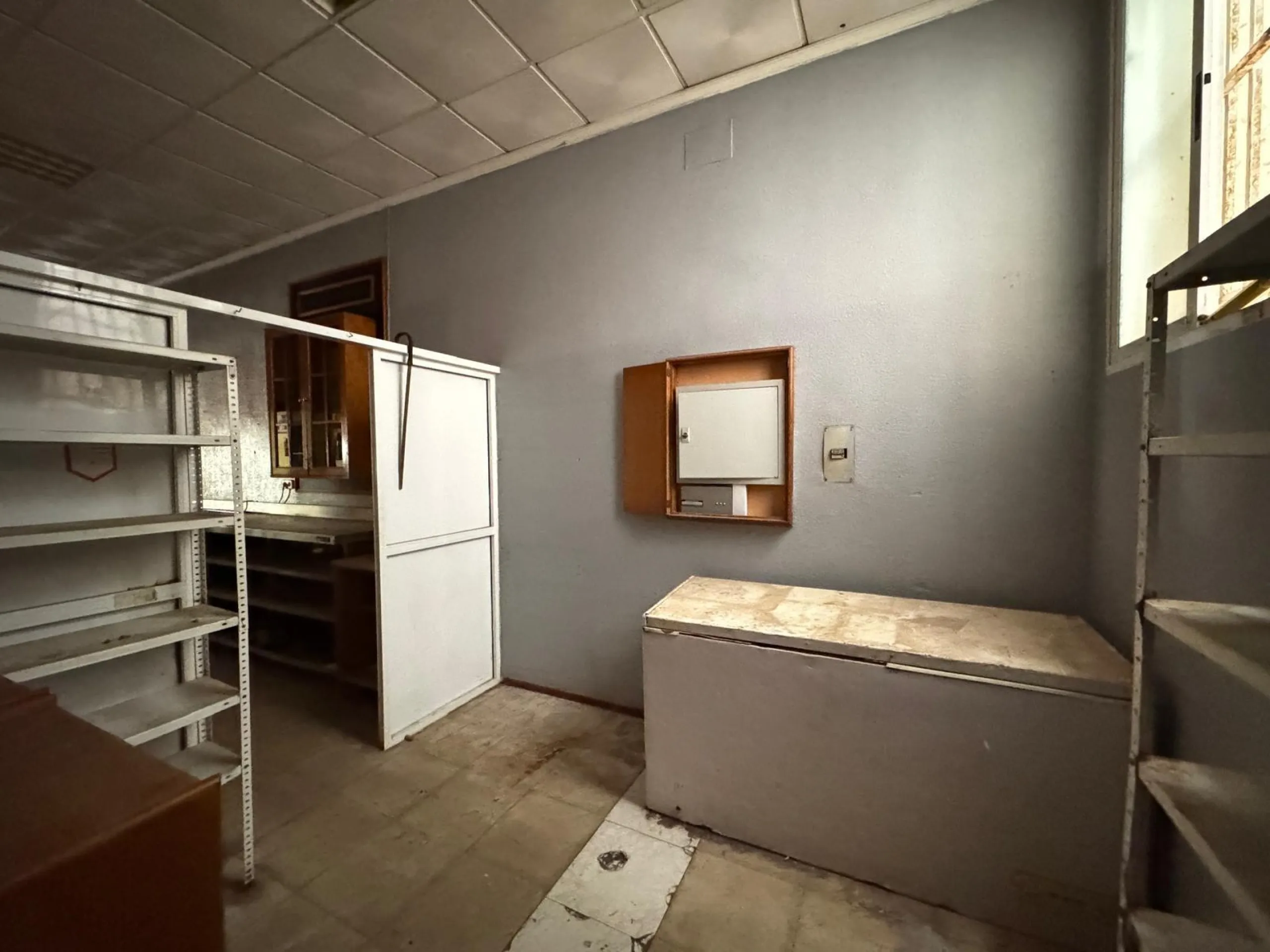 SE VENDE LOCAL CON LICENCIA DE HOSTELERIA CON 150 M2 Y A SOLO 100 METROS DE LA PLAYA DEL CURA