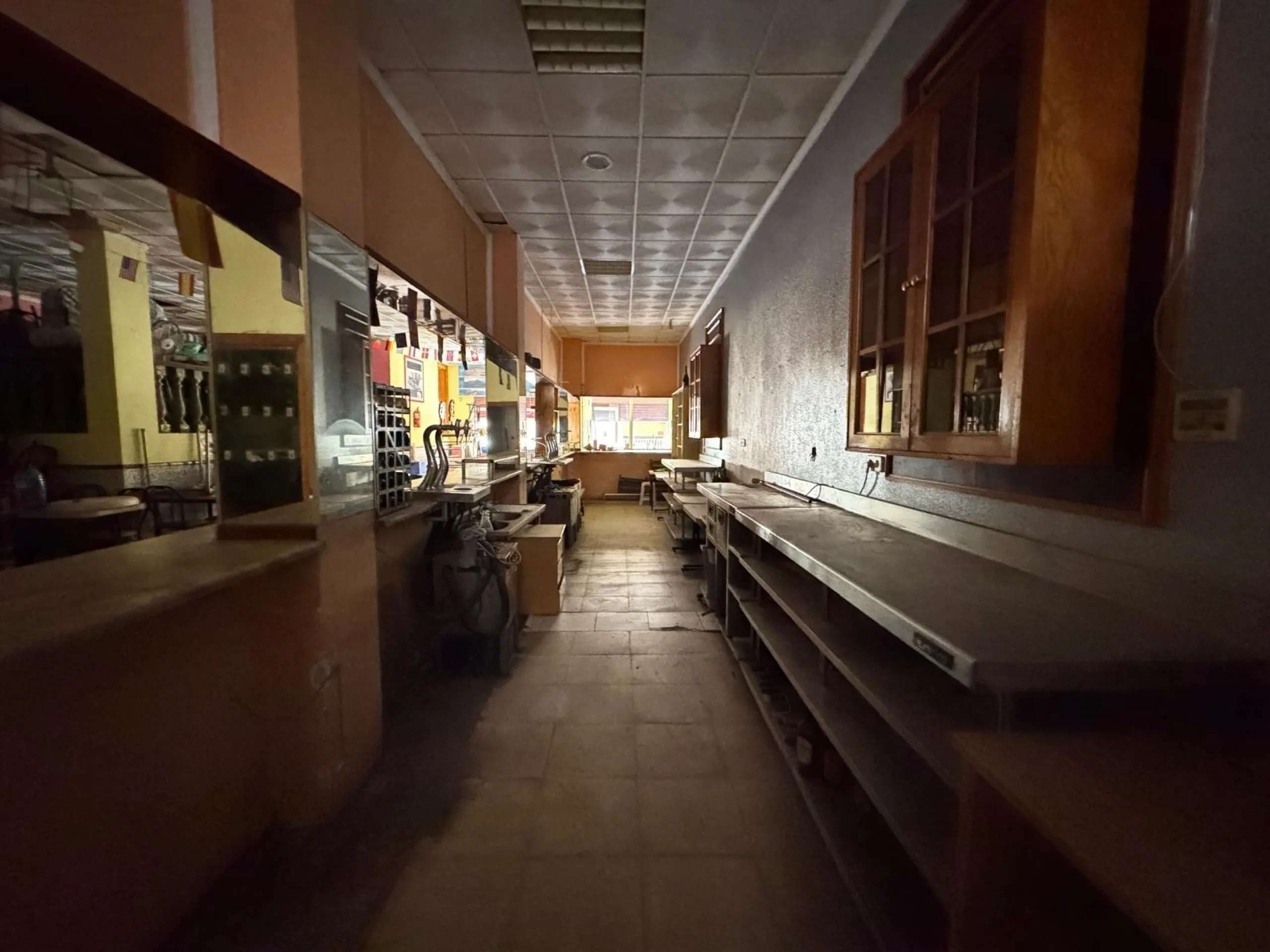 SE VENDE LOCAL CON LICENCIA DE HOSTELERIA CON 150 M2 Y A SOLO 100 METROS DE LA PLAYA DEL CURA