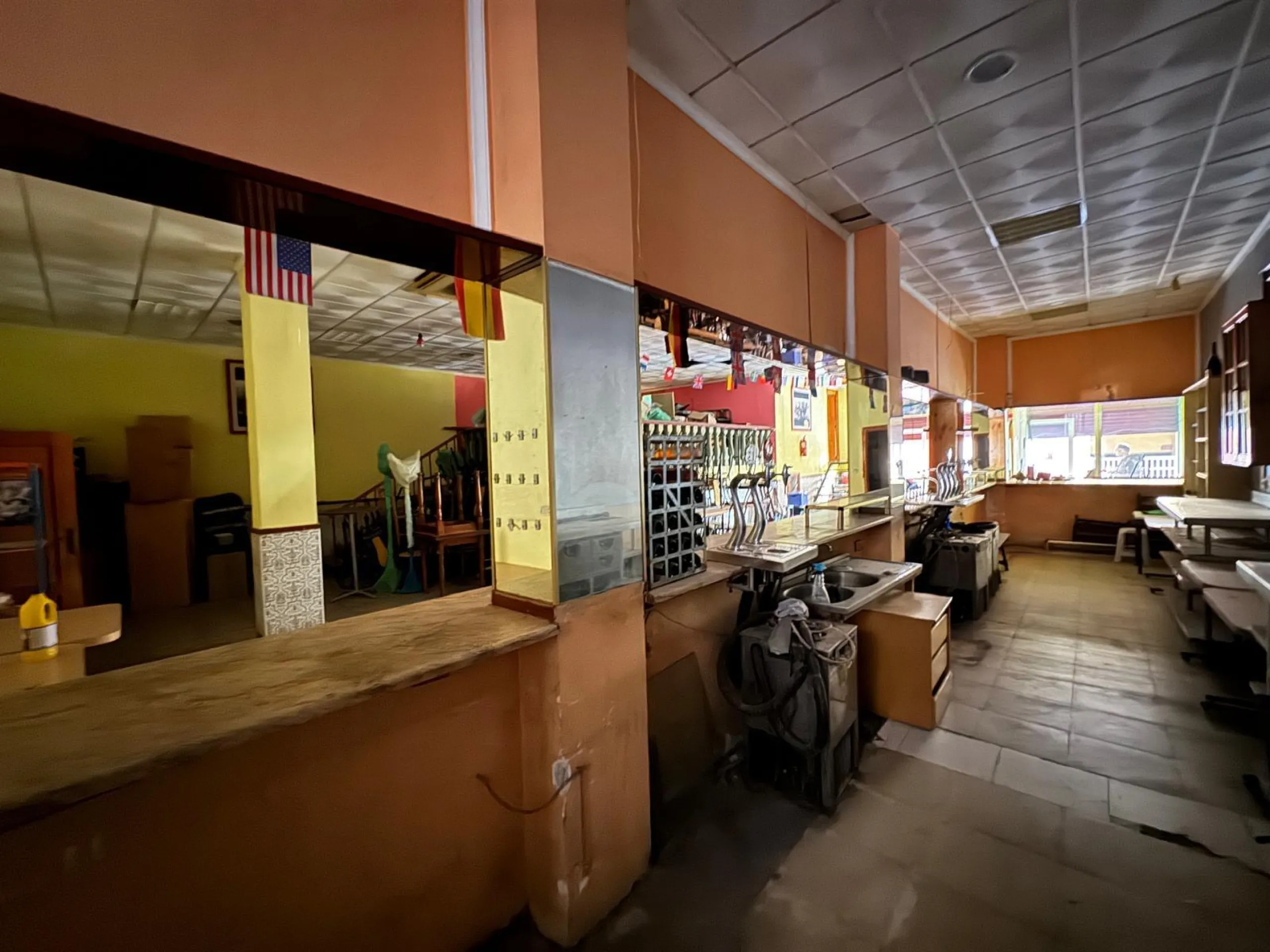 SE VENDE LOCAL CON LICENCIA DE HOSTELERIA CON 150 M2 Y A SOLO 100 METROS DE LA PLAYA DEL CURA