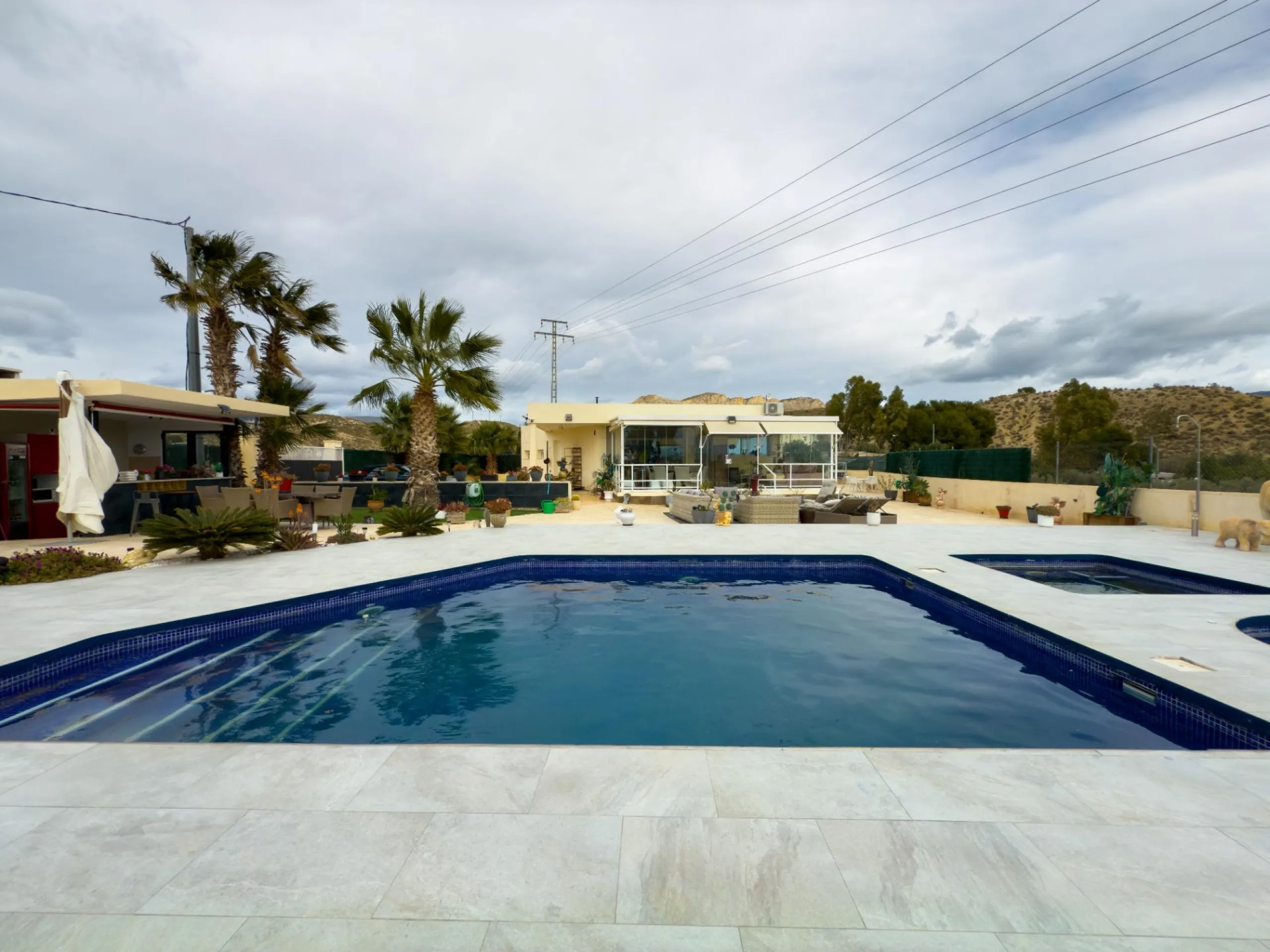 Spacious recently renovated villa with 3,600 m2 of plot and private pool