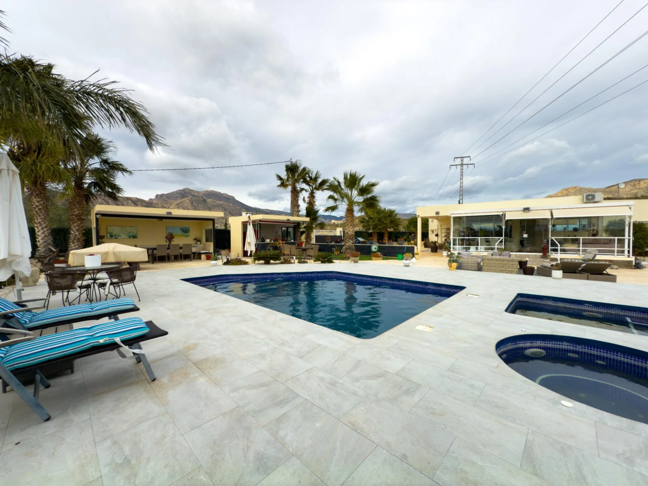 Spacious recently renovated villa with 3,600 m2 of plot and private pool