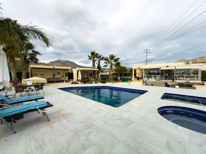 Spacious recently renovated villa with 3,600 m2 of plot and private pool