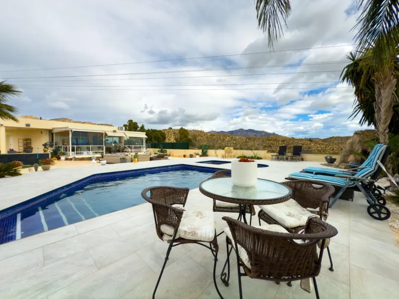 Spacious recently renovated villa with 3,600 m2 of plot and private pool