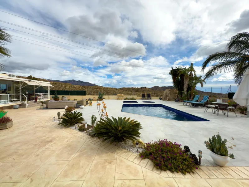 Spacious recently renovated villa with 3,600 m2 of plot and private pool