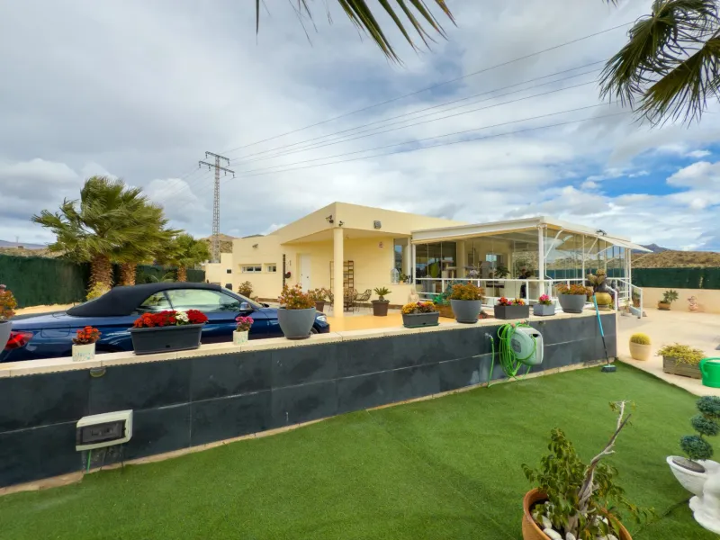 Spacious recently renovated villa with 3,600 m2 of plot and private pool