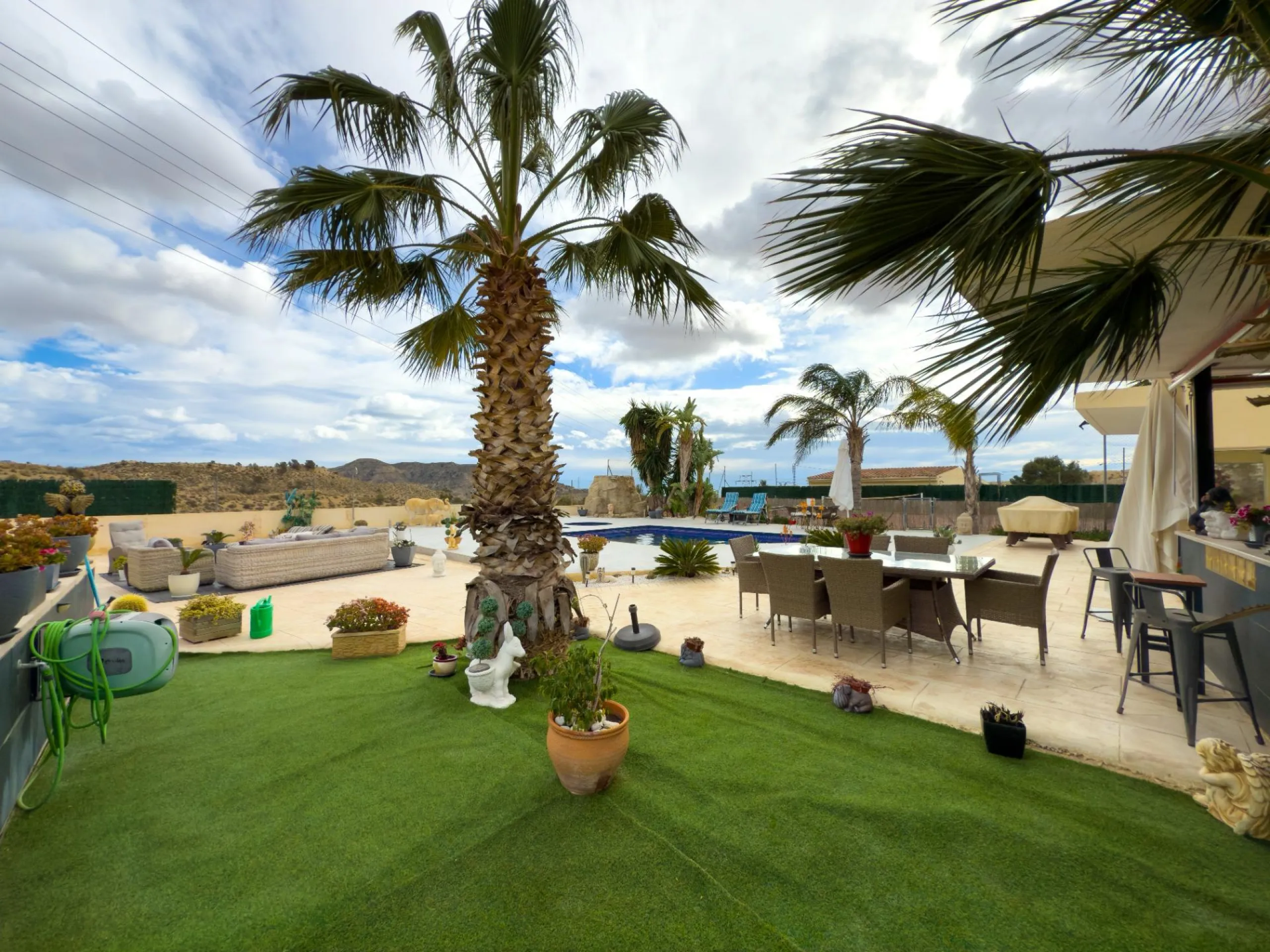 Spacious recently renovated villa with 3,600 m2 of plot and private pool