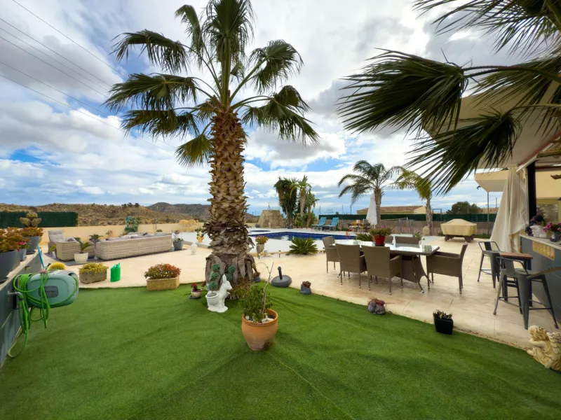 Spacious recently renovated villa with 3,600 m2 of plot and private pool