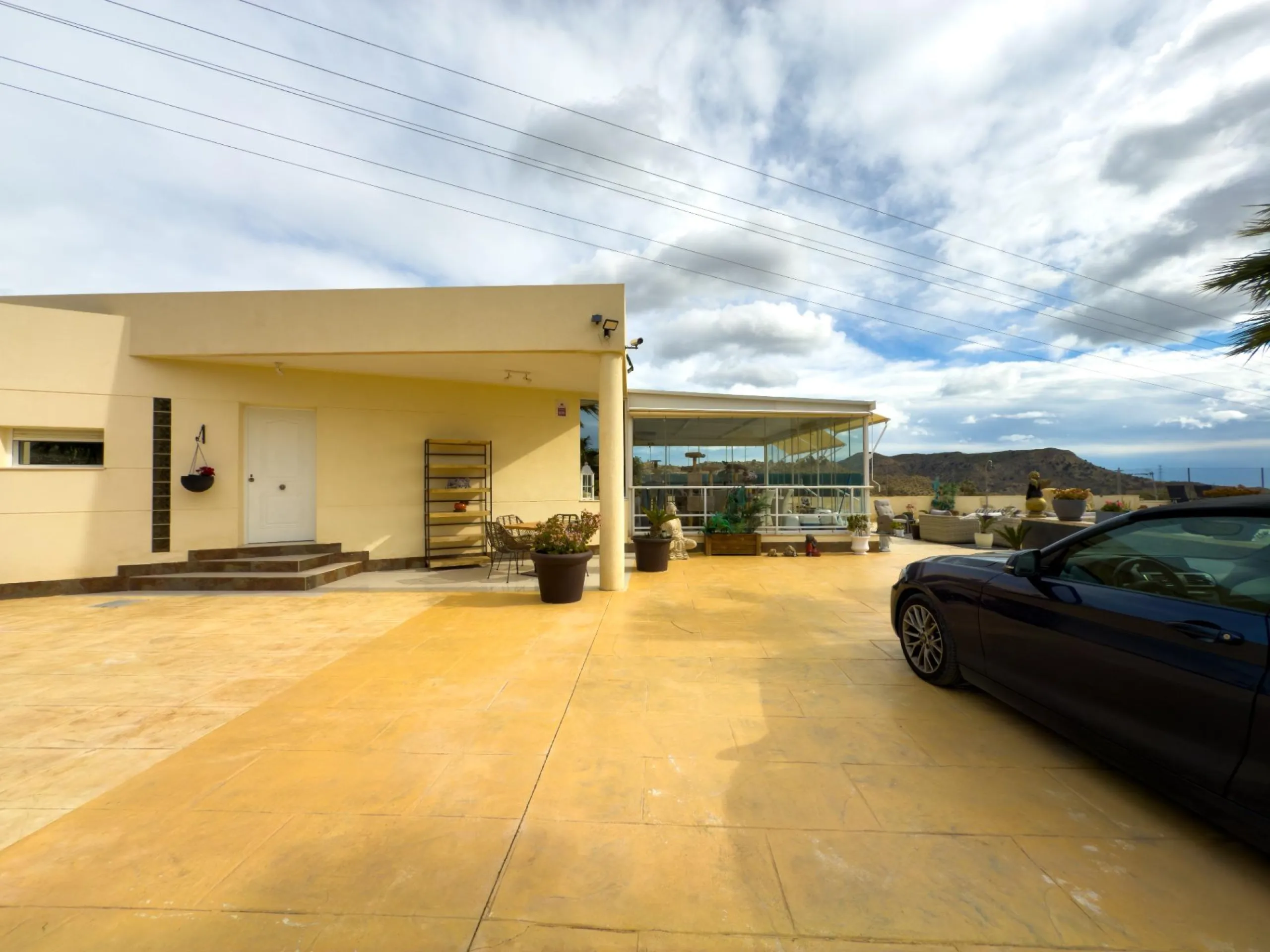 Spacious recently renovated villa with 3,600 m2 of plot and private pool