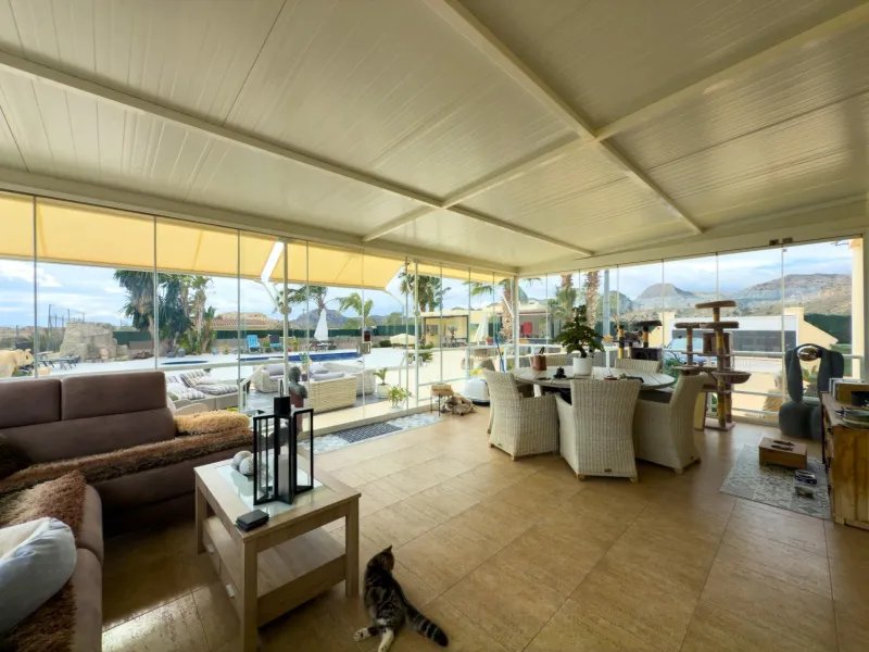 Spacious recently renovated villa with 3,600 m2 of plot and private pool