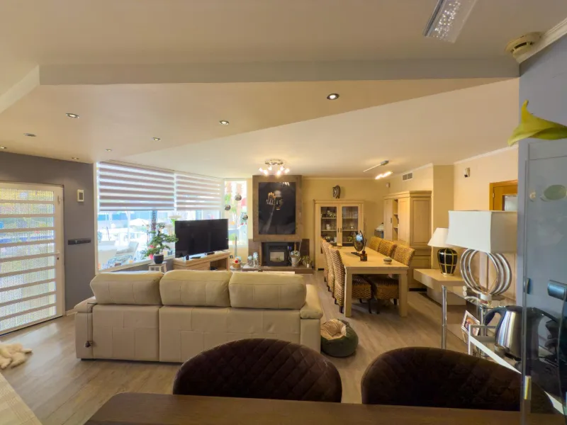 Spacious recently renovated villa with 3,600 m2 of plot and private pool