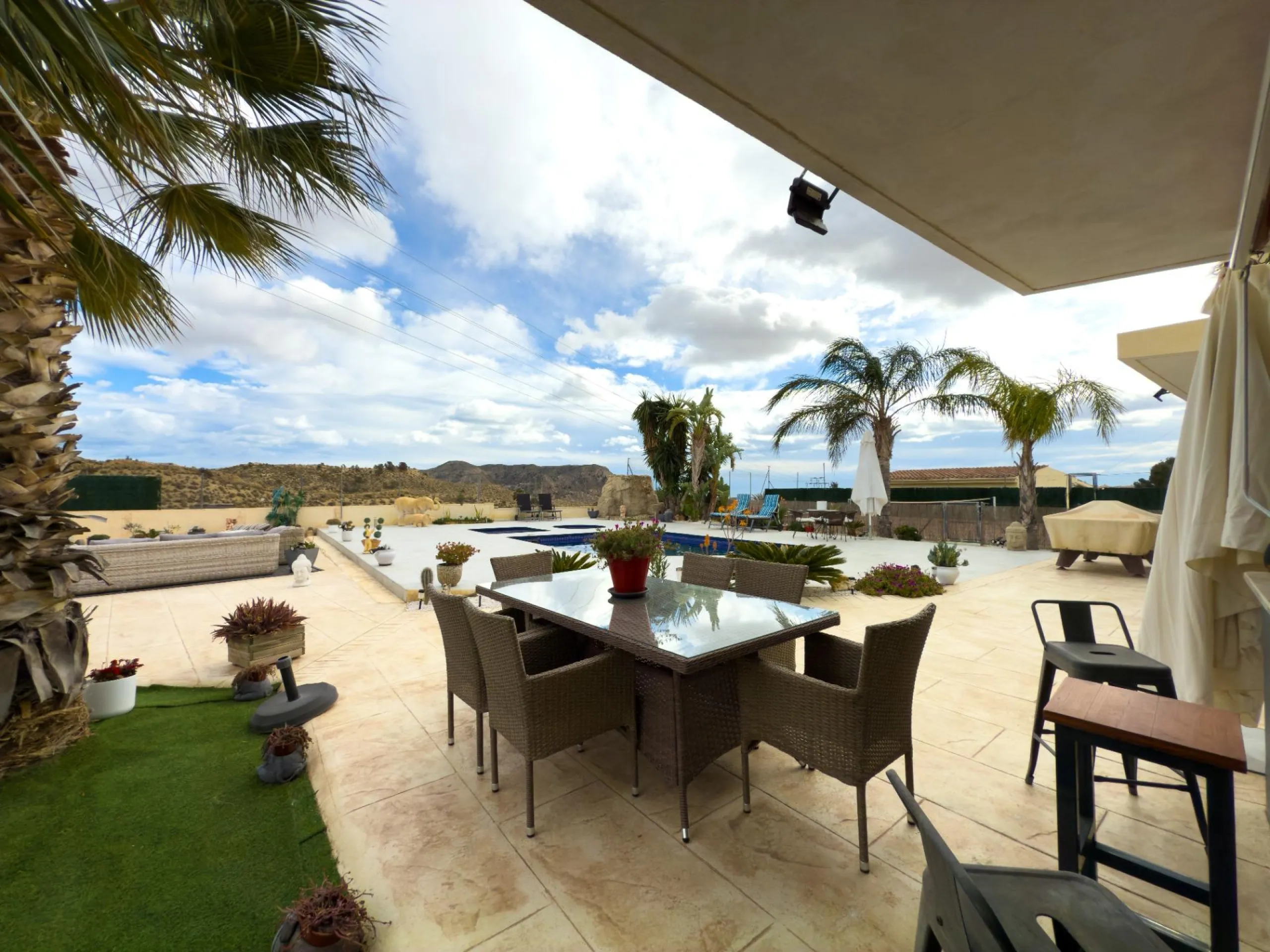 Spacious recently renovated villa with 3,600 m2 of plot and private pool