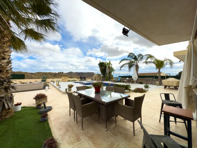Spacious recently renovated villa with 3,600 m2 of plot and private pool