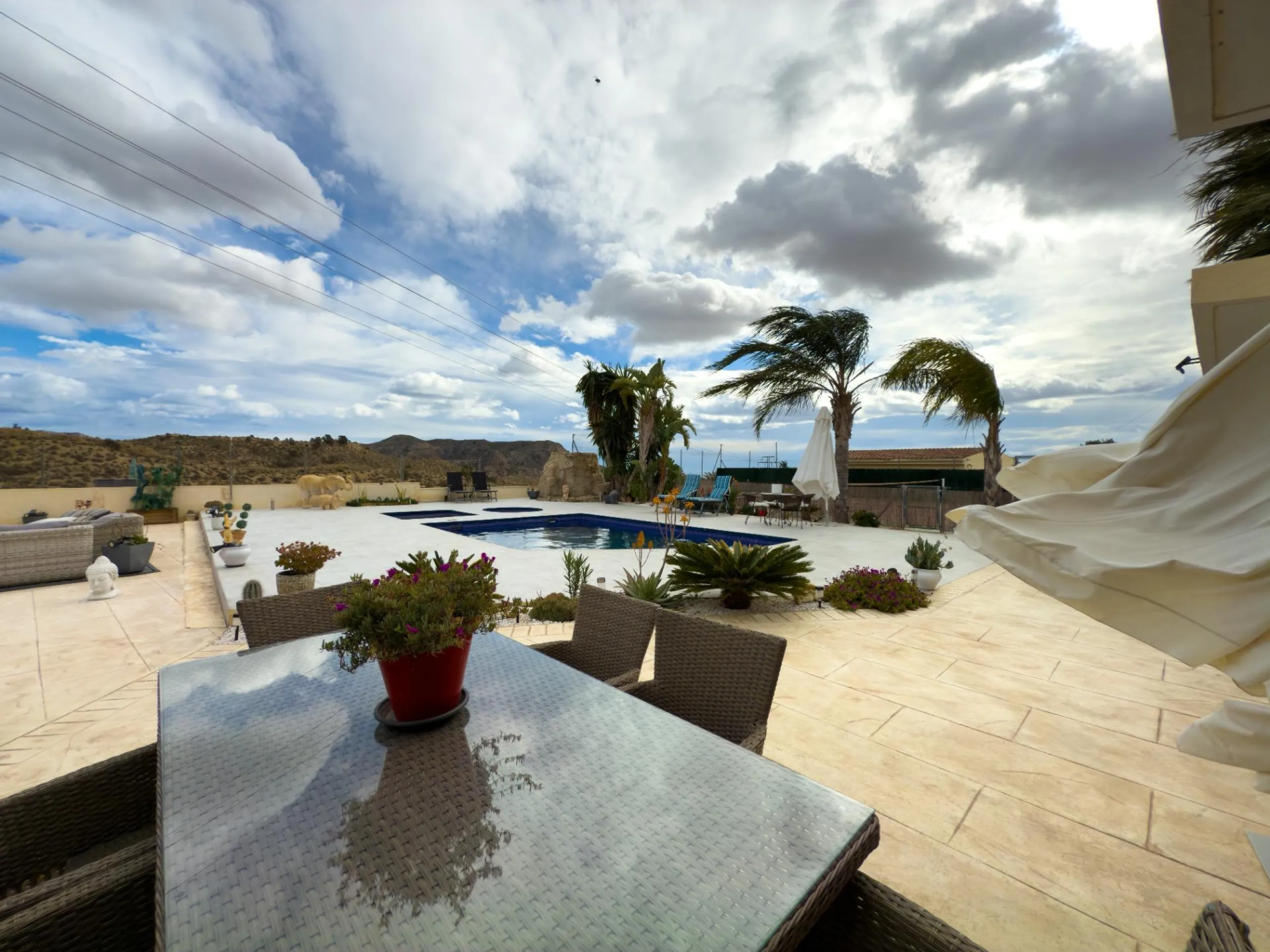 Spacious recently renovated villa with 3,600 m2 of plot and private pool