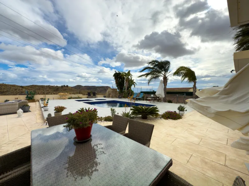 Spacious recently renovated villa with 3,600 m2 of plot and private pool