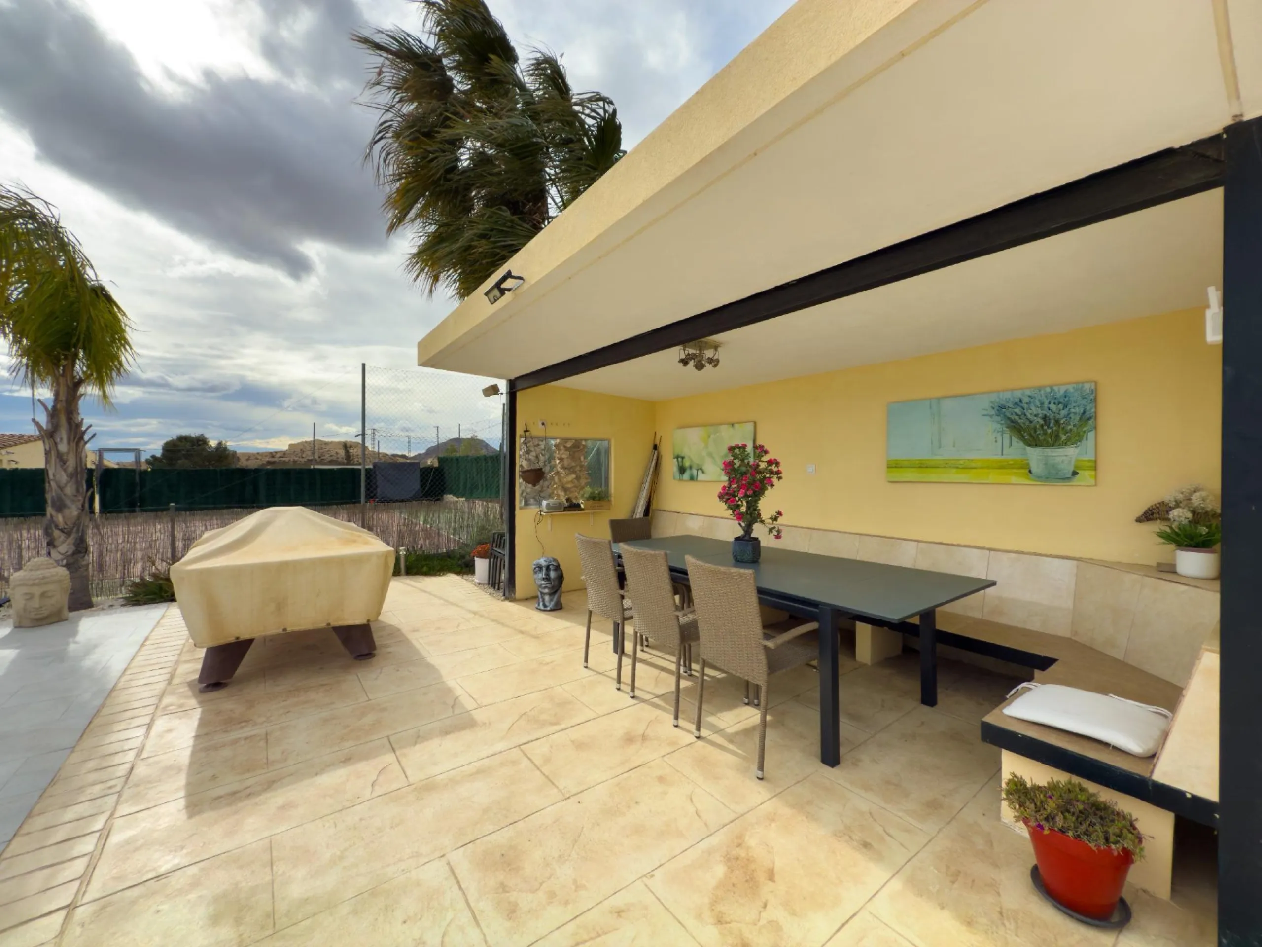 Spacious recently renovated villa with 3,600 m2 of plot and private pool
